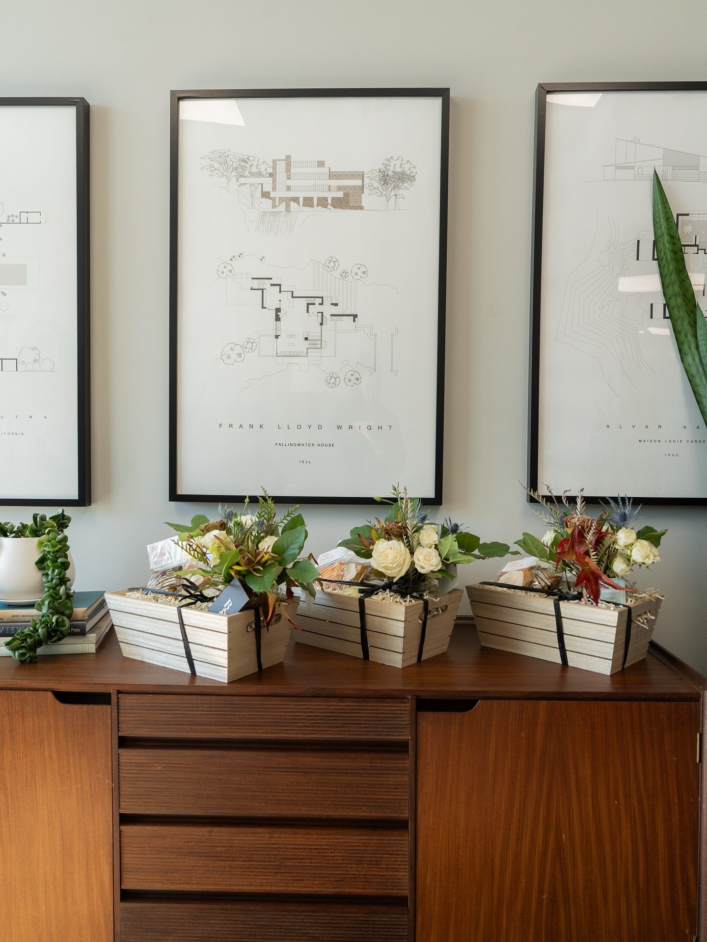 Good Neighbors Make Great Projects 💛
 During our remodels, we like to spread a little extra cheer around the block! 

Today, we put together gift boxes of local goodies, including arrangements from @thewanderingpetal, sourdough pop tarts from @sheba