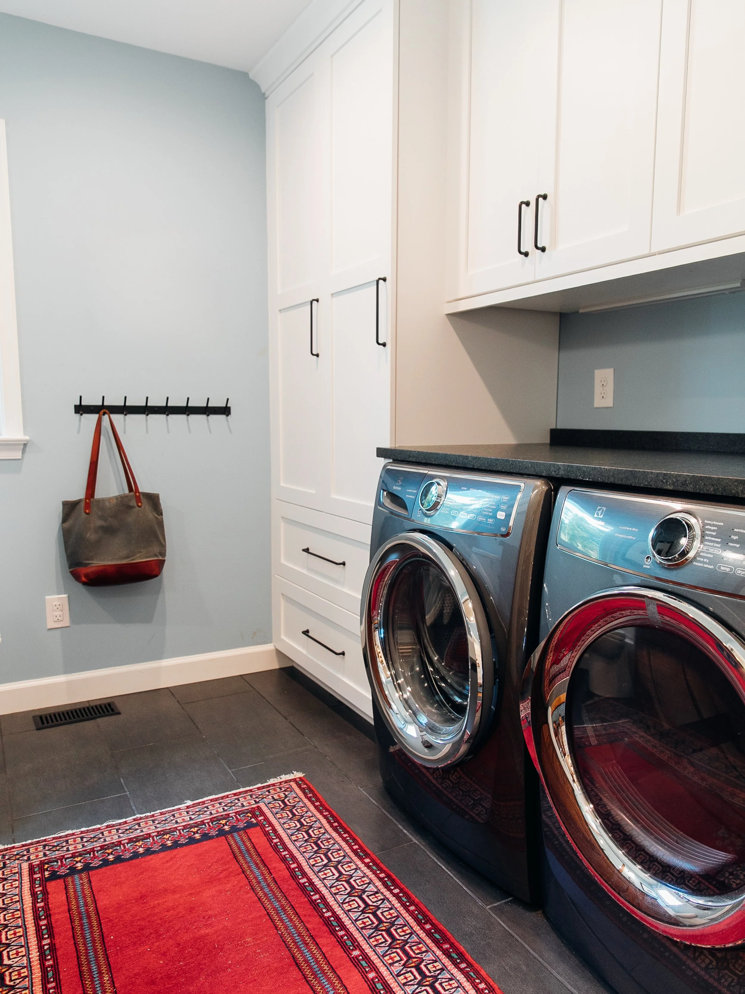 Laundry day made better with a countertop that prevents that stray 🧦 from falling between the washer &amp; dryer. Plus, it&rsquo;s a convenient folding surface.🧺 

Design build by @bensonhomes 

#laundryroomremodel #laundryroomdesign
Pic: @tsgtidew