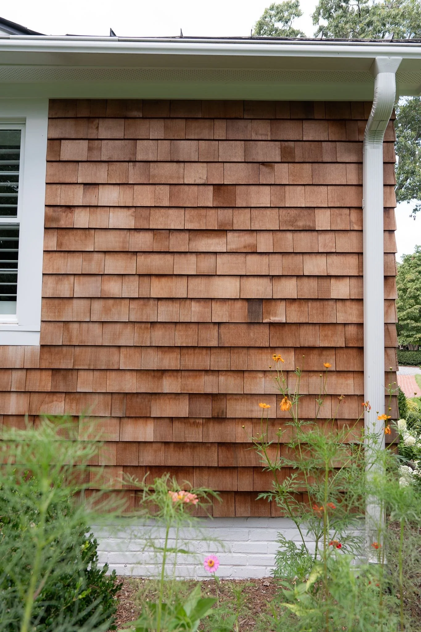 Side of house in Bay Colony with Western Red Cedar siding