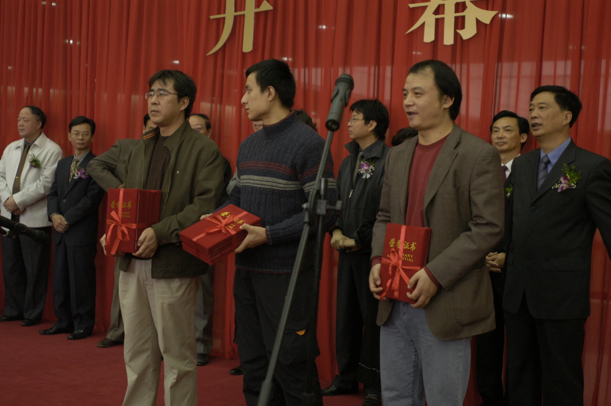 领取秦宣夫奖学金的学生