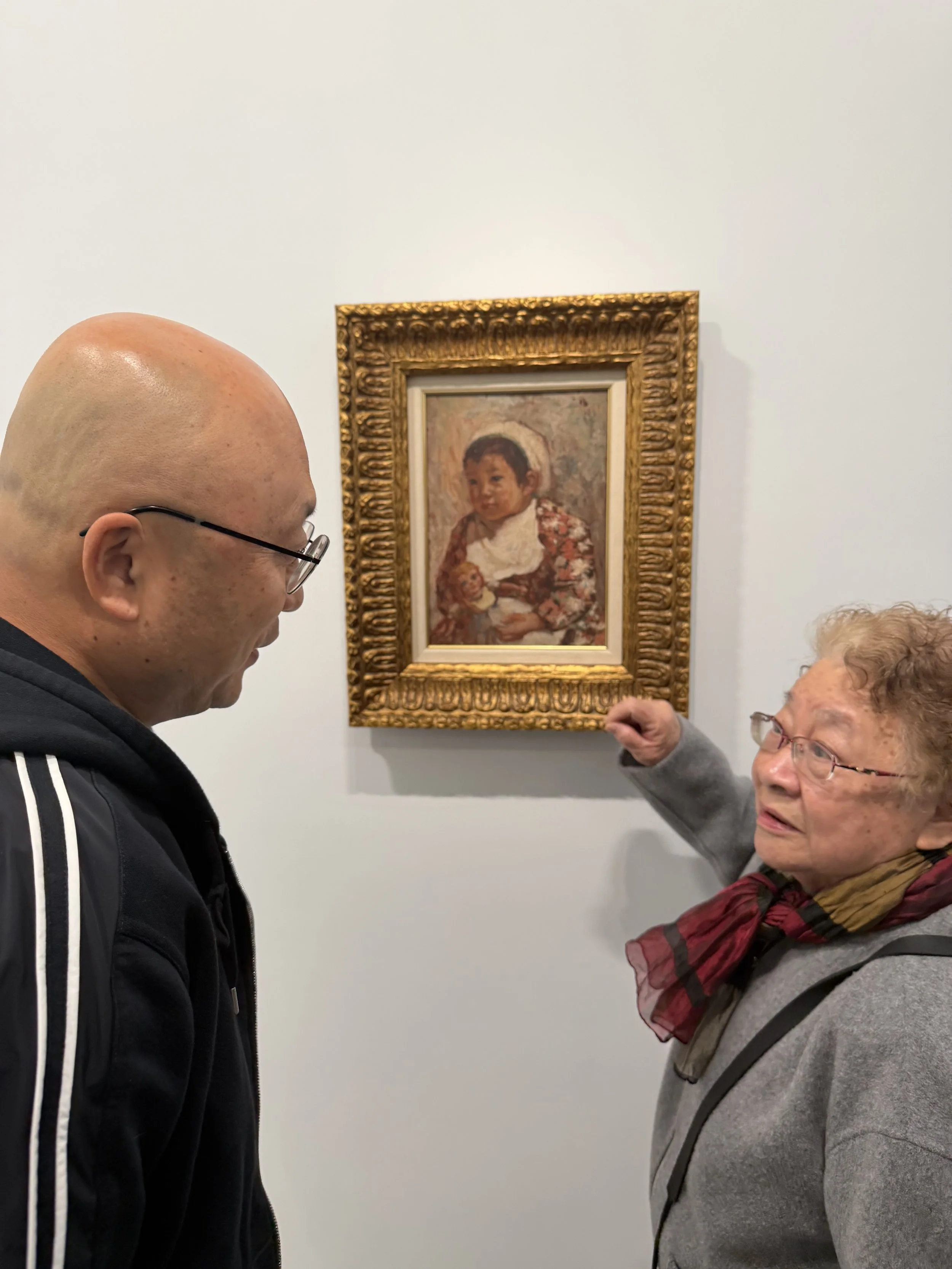 秦志燕与吴作人画的收藏者合影