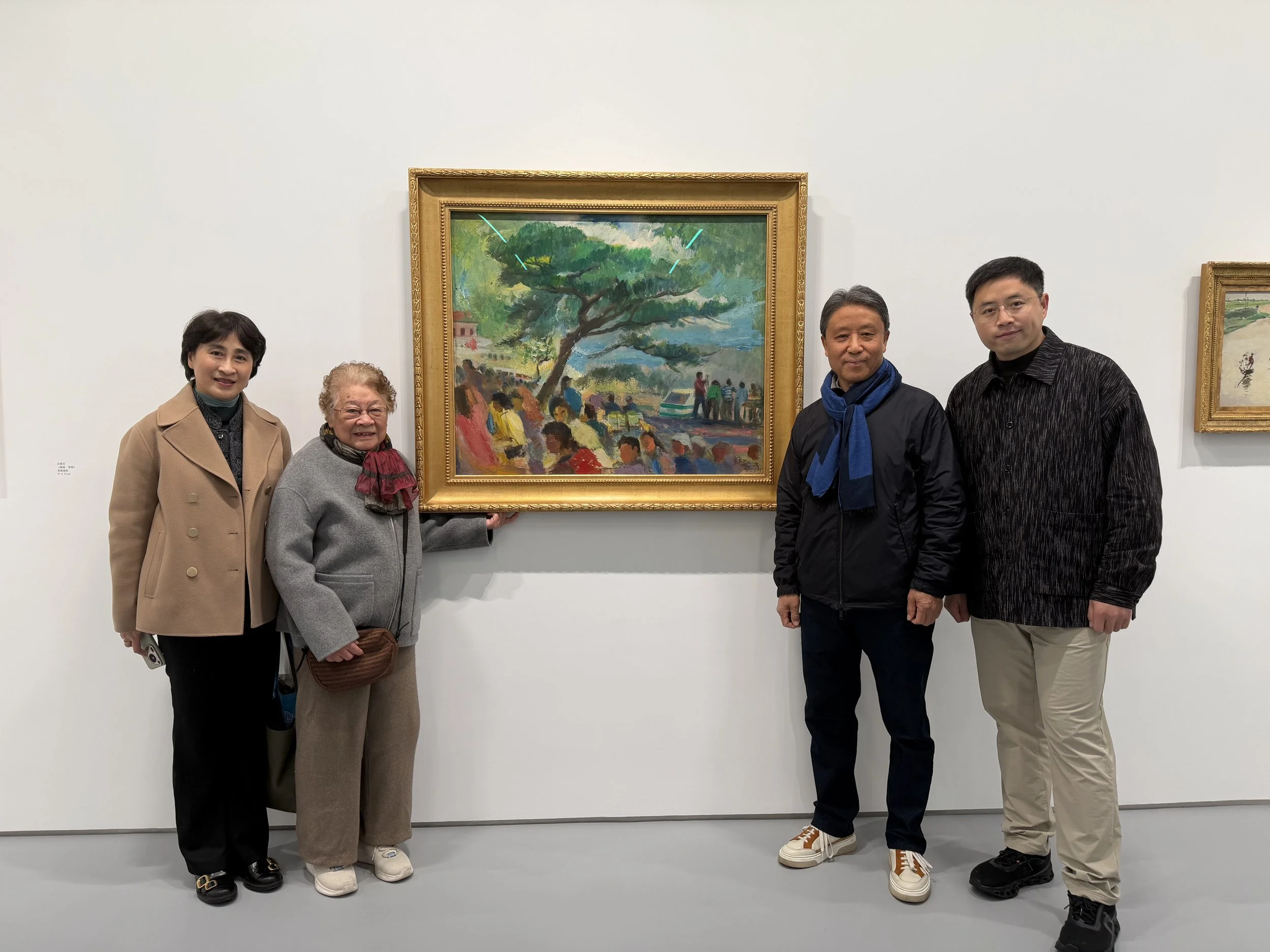 在秦宣夫“庐山旧址”画作前合影