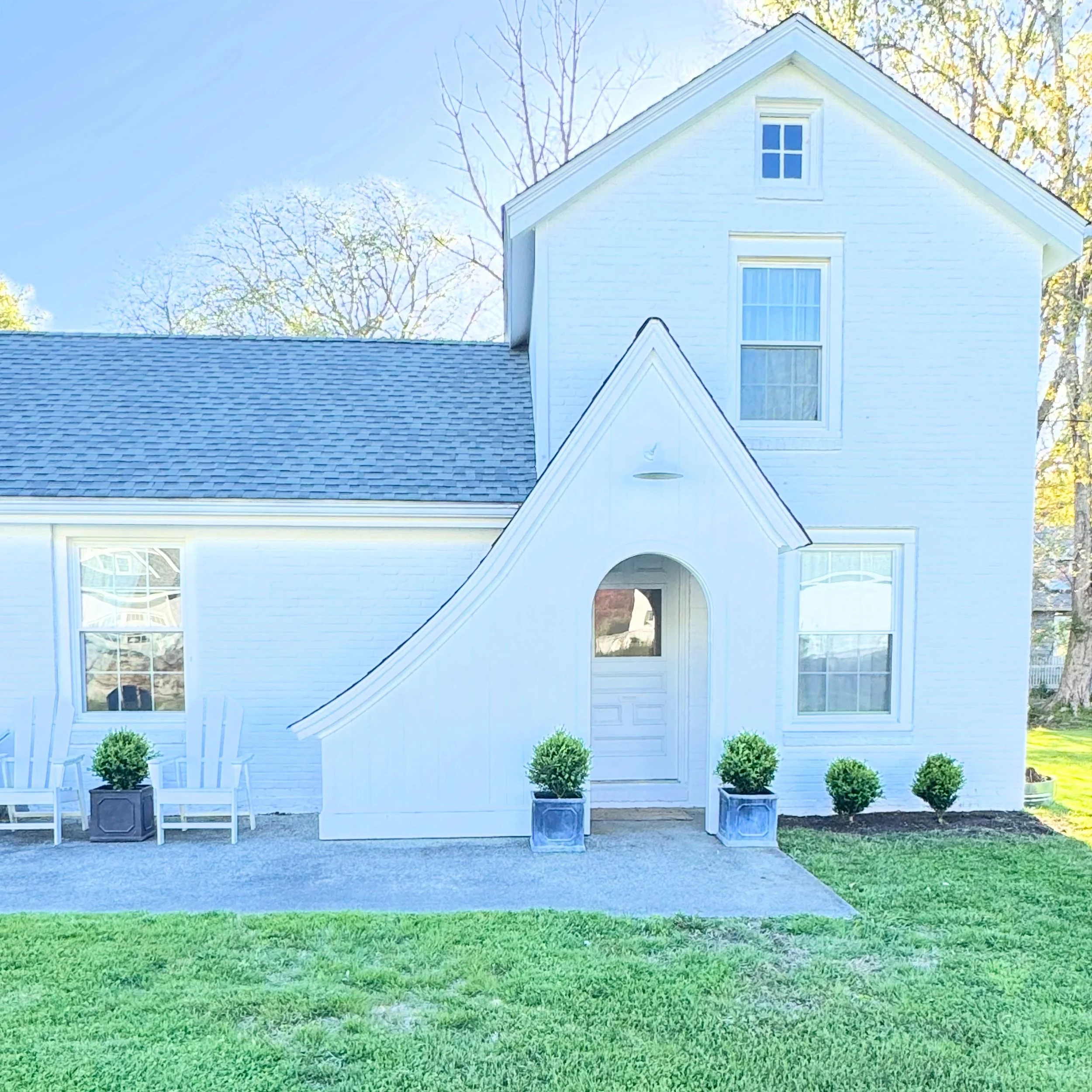 Loving these sweet green mountain boxwoods I planted today! A big thanks to @balleksgardencenter 🌳🤍If you&rsquo;ve never been there- do yourself a favor and make the trip ! (Thanks Diane!) #boxwoods #simplelandscape #whiteandgreen #whitebrickhouse