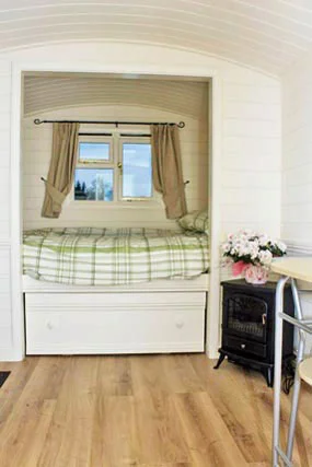 cosy-double-bed-shepherds-hut-rookery-farm-broadway-w.jpg
