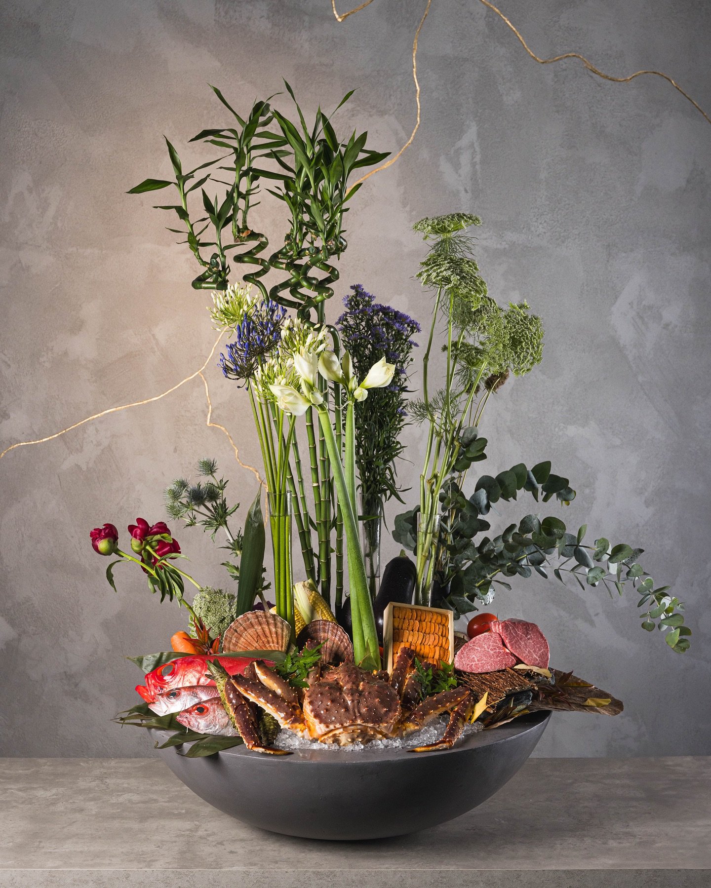 Photographs of UAE&rsquo;s most expensive tasting menu @kenbykamatsuda 🥢
Chef Ken&rsquo;s strong ties within Japan&rsquo;s artisanal community allow him to offer rare ingredients seldom found in Japan. This results in a distinct Omakase menu priced 