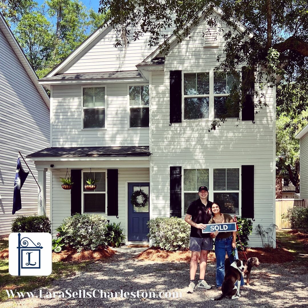 It makes me so happy to see Hank and Kyra standing in front of their new house! 🥰 Their buying process wasn&rsquo;t easy in this sellers market, but they kept the faith and found this awesome house! 🏡 A house less than 10 years old in inner West As