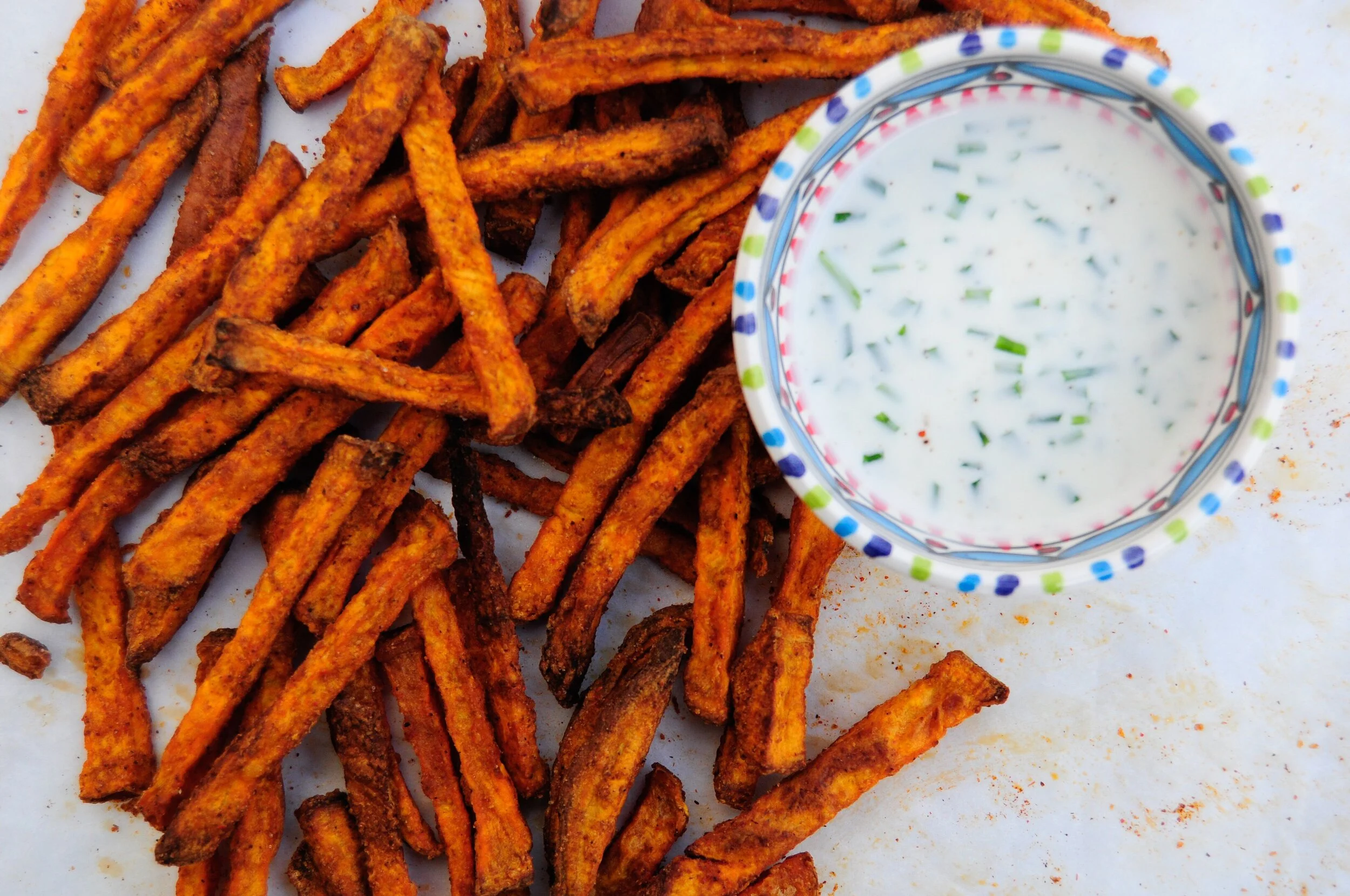 Zelfgemaakte zoete aardappelfrietjes uit de oven
