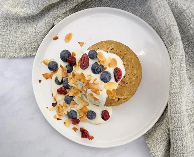 Protein mugcake for breakfast please!

Mugcake, wat is dat? Heel simpel, een soort van cake gemaakt in een tas. Je mengt al de ingredi&euml;nten in een kom, giet het in de tas of mok, even 2 tot 3 minuten in de microgolf en klaar.

Lekker met wat yog