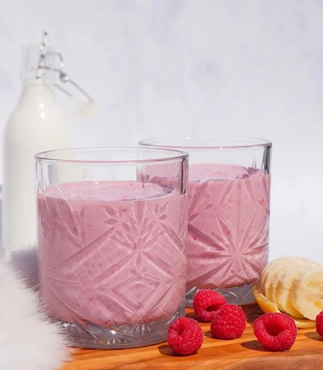 Een heerlijke en frisse milkshake 🥛met banaan 🍌 en framboos, ideaal als recovery drink na het sporten 🏃🏽&zwj;♀️ of gewoon lekker als tussendoortje.

Wil je het ook eens een keertje maken? Check dan de link in mijn bio. Laat me ook zeker weten wat