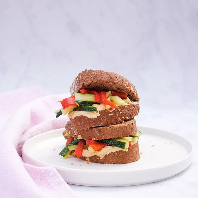 Heb je nood aan wat lunch inspiratie? Probeer eens een lekker sneetje brood 🍞 met wat hummus, gebakken courgette en paprika.

Super combinatie en vooral heel makkelijk. Je kan zelf je hummus maken of kopen in de winkel. Bekijk de verpakking wel even