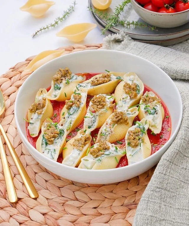 Nog geen idee wat je vanavond wilt klaarmaken voor te eten? Probeer deze overheerlijke pastaschotel 🍝eens.

Deze gevulde pastaschelpen met ricotta, courgette en olijventapenade zijn een smaakbommetje 💥 in je mond. Het proberen waard dus.

Receptje 