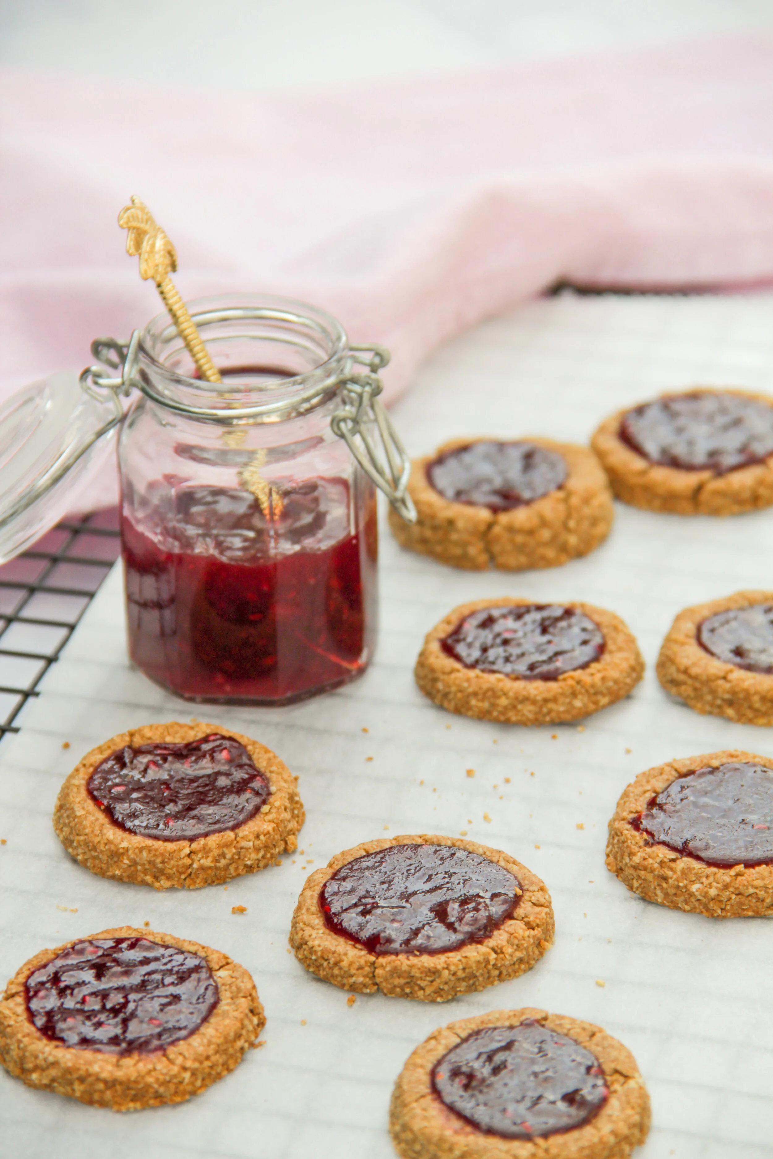 Haverkoekjes gevuld met confituur