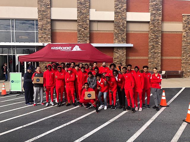 The Archer guys JV and Varsity Basketball teams volunteered to help @12stonechurch Snellville Campus with the #KnockOutHunger food donations. Great day serving others.