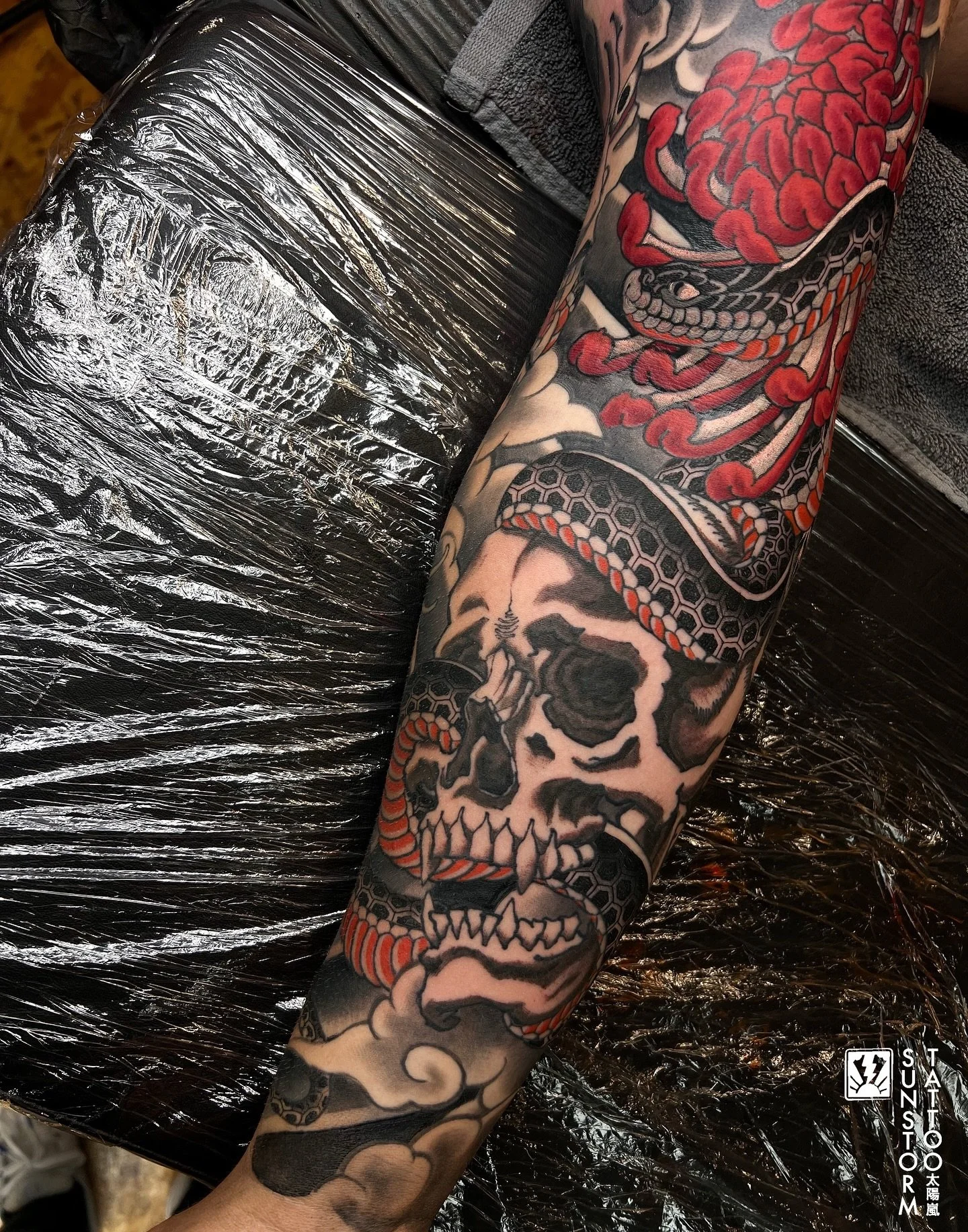 Long day for Dan working on his sleeve 💪🏽
Always space for new projects, don&rsquo;t hesitate to get in touch 😁
@seventhswordtattoo 
#tattoos #tattooer #irezumi #irezumiuk #japanesetattoo #sleeve #japanesesleeve #skull #snake #hebi #chrysanthemum 
