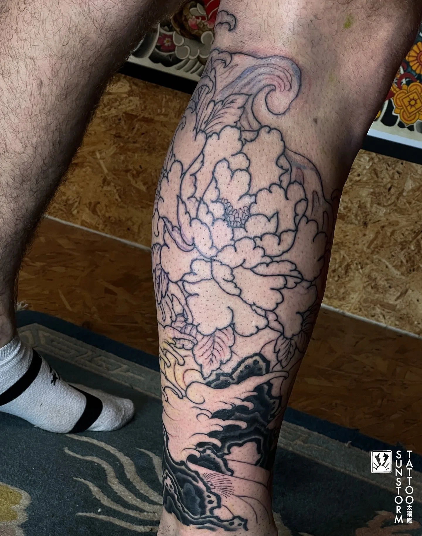 Few hours of lining for @micky2fisttattooist this morning 🫡
Thanks bruthaaaaa 
@seventhswordtattoo 
#tattoos #tattooer #japanesetattoo #irezumi #peony #water #legtattoo #carlisle #carlisletattoo #cumbria #cumbriatattoo #sunstormtattoo