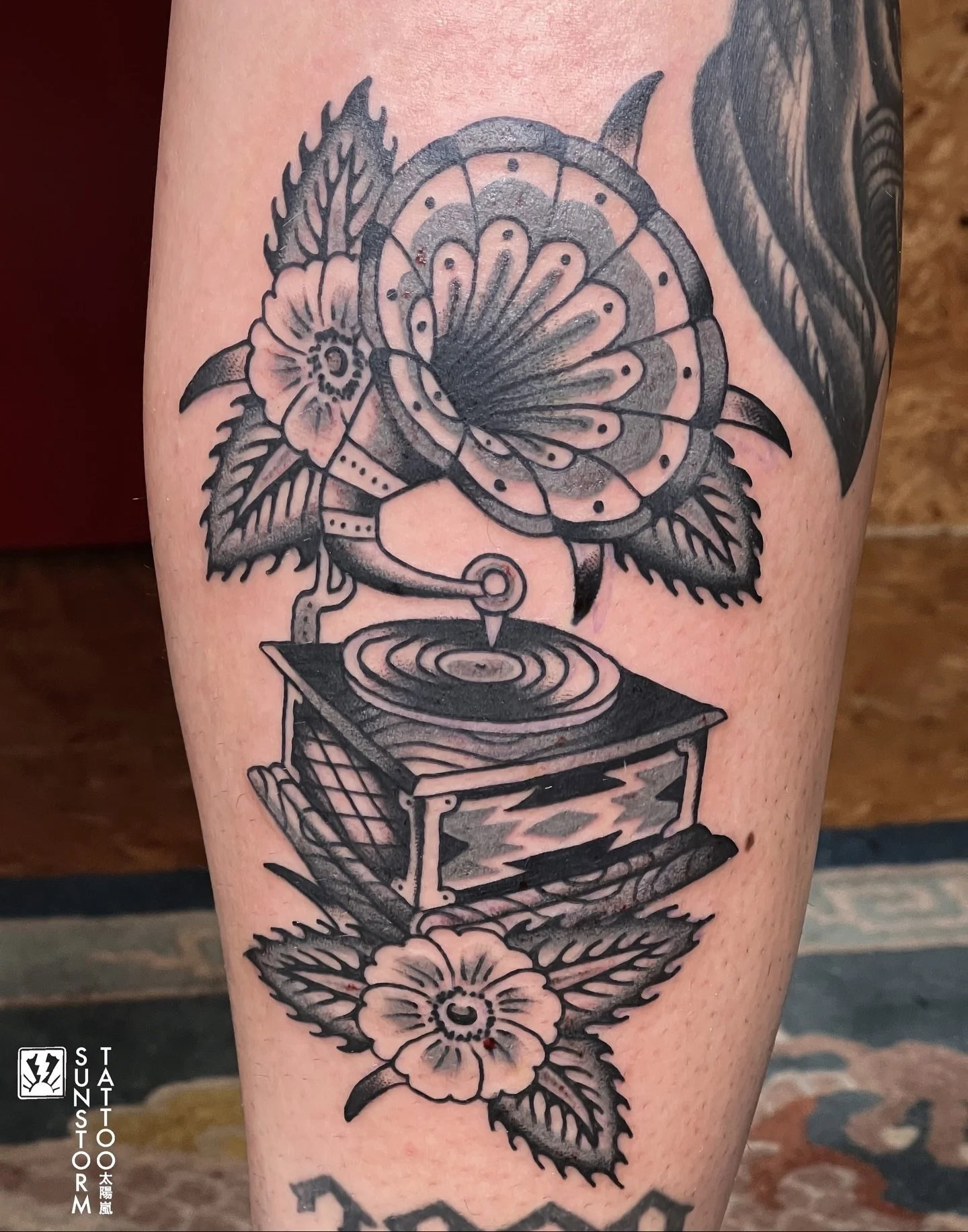 Couple-a bangers 🫱🏽&zwj;🫲🏼
Thanks @shypullin 
@seventhswordtattoo 
#tattoos #tattoo #traditionaltattoo #tradtattoo #gramophone #tradworkers #panther #carlisletattoo #carlisle #cumbria #cumbriatattoo #sunstormtattoo