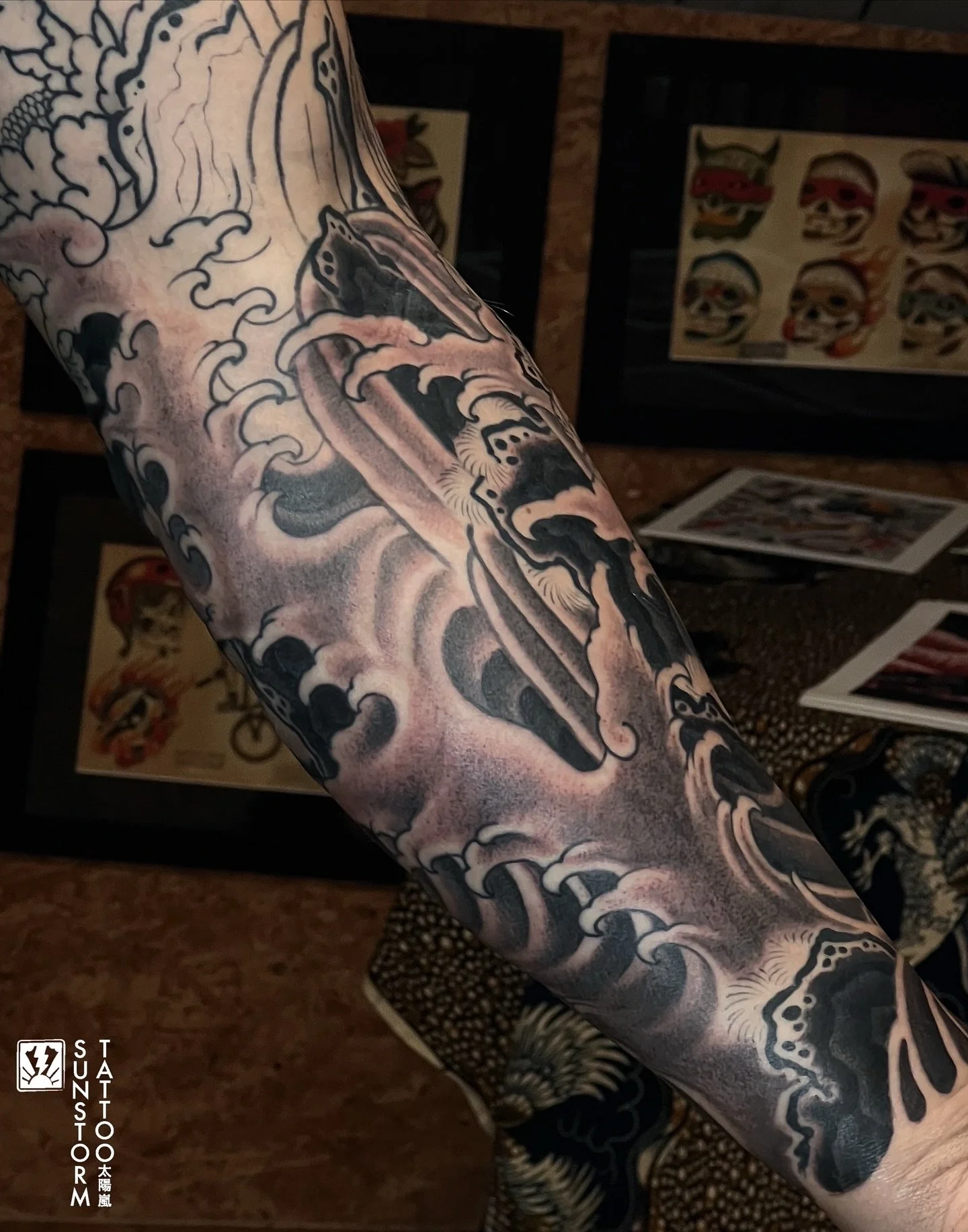 Big session of background work for @robpammenton today 💪🏽
Trying out a less abrasive technique with a needle grouping I hope @blackclaw will sell in future 🤞🏼(last slide)
Happy Halloween folks, have fun 🎃
@seventhswordtattoo 
#tattoos #tattooer 