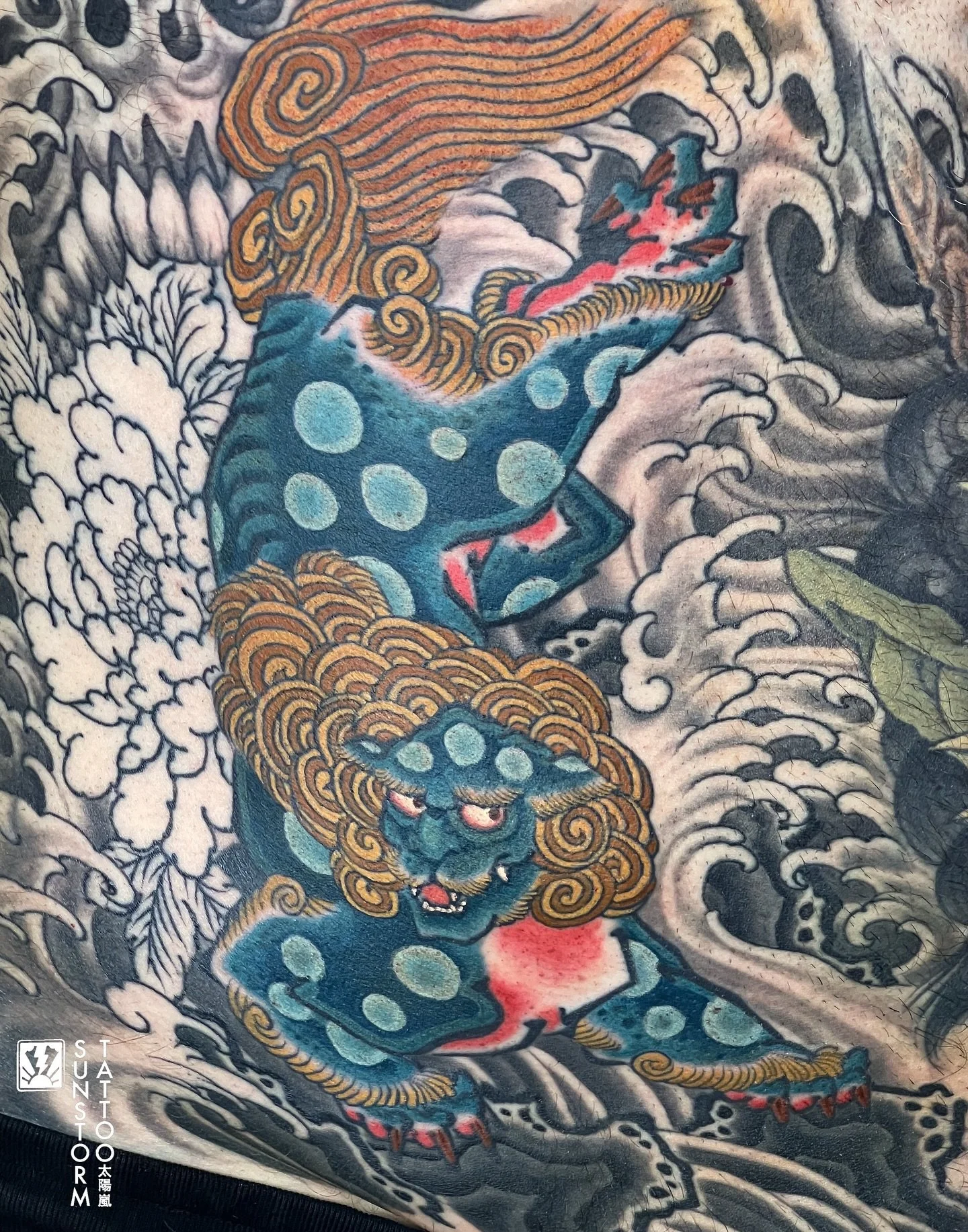 Colouring action with @armstrong.mark today 💪🏽
Thanks for getting through it man 🔥
@seventhswordtattoo 
#tattoos #tattooer #japanesetattoo #irezumi #irezumiuk #uk #foodog #botan #carlisle #carlisletattoo #cumbria #cumbriatattoo #sunstormtattoo