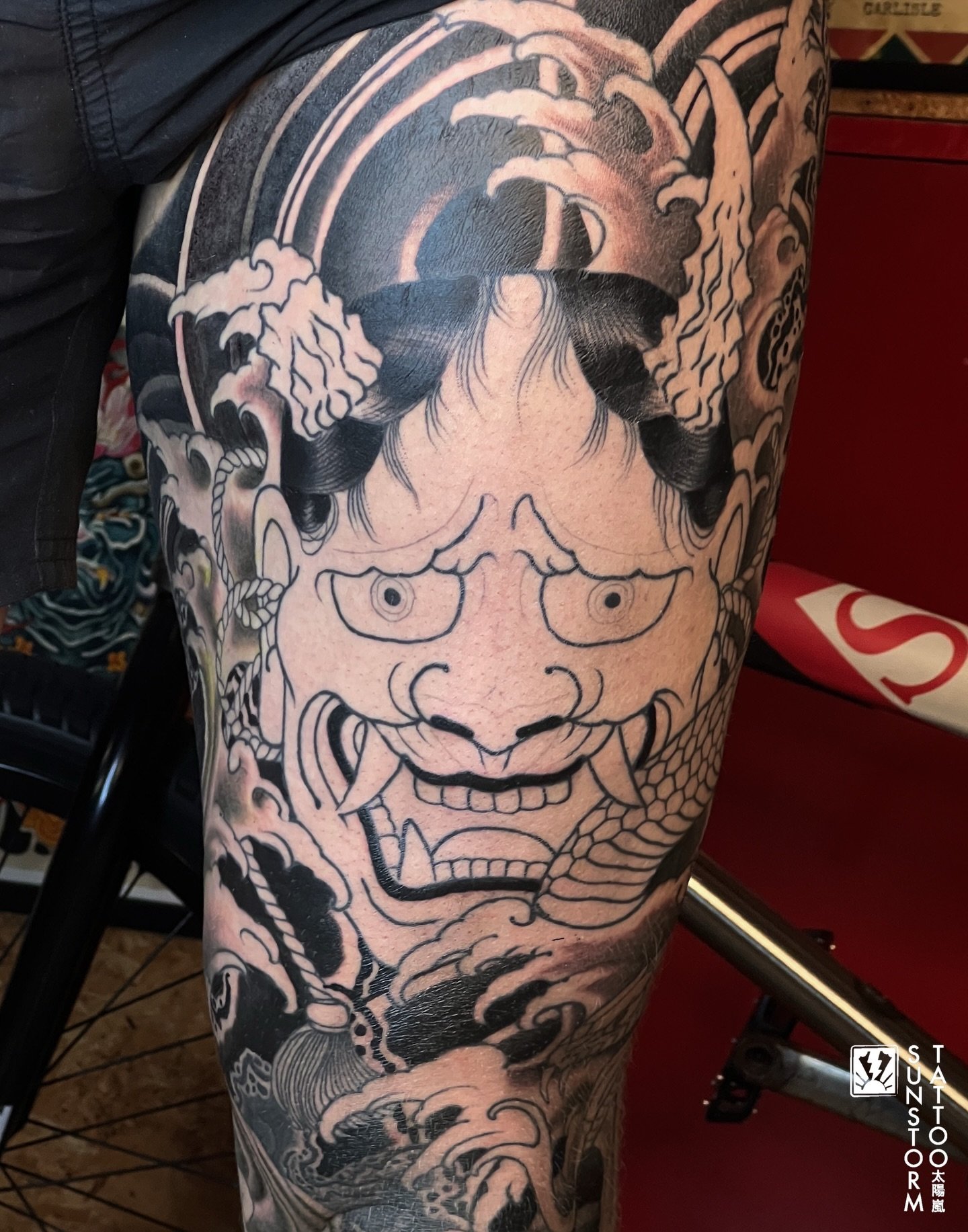 Background nearly complete on Max&rsquo;s leg 🫱🏽&zwj;🫲🏼
More black and then we&rsquo;re into the colour. Very exciting, I can&rsquo;t wait to see how it turns out 😁
@seventhswordtattoo 
#tattoos #tattooer #japanesetattoo #irezumi #irezumiuk #han