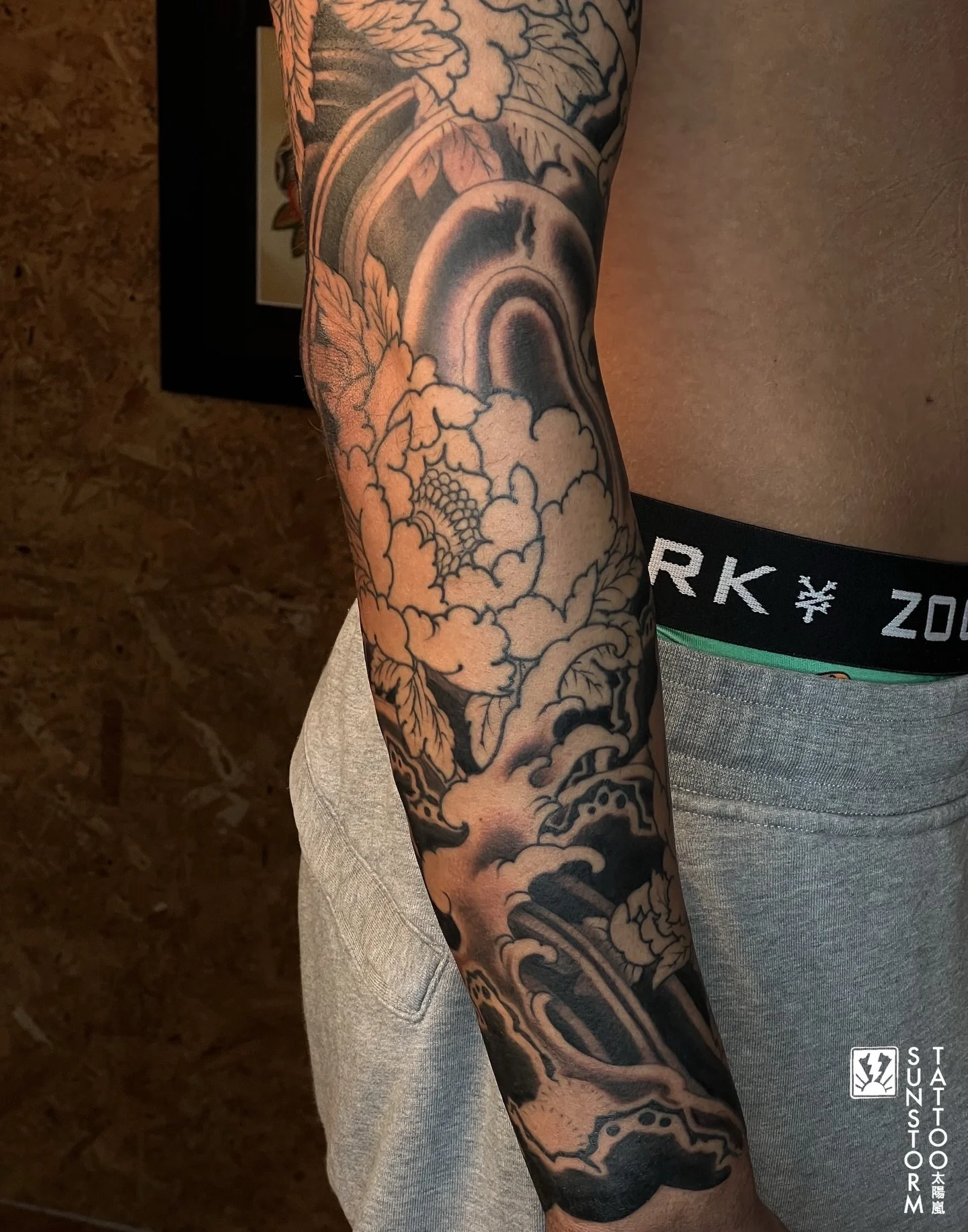 Long day session working on the background shading with Blake today. Thanks a lot man 🫱🏽&zwj;🫲🏼
@seventhswordtattoo