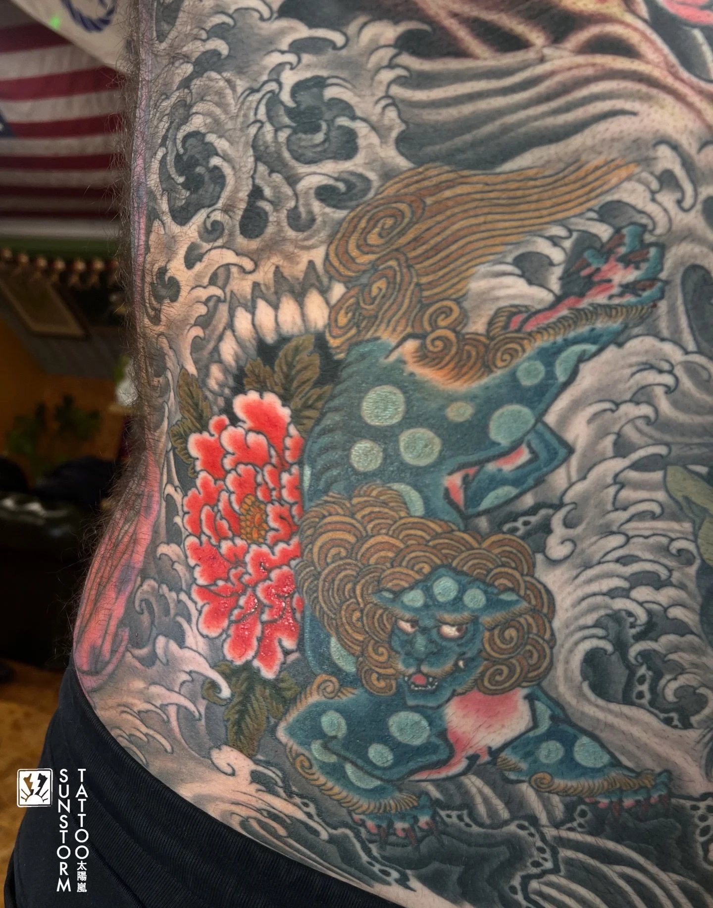 More work on the man who deserves 9 motorbikes @armstrong.mark 💪🏽😂
We coloured the peony and tied in some parts of his chest. Second slide is the foo dog healing from last session.
Third slide is JUST for TATTOOERS! Don&rsquo;t you dare slide acro