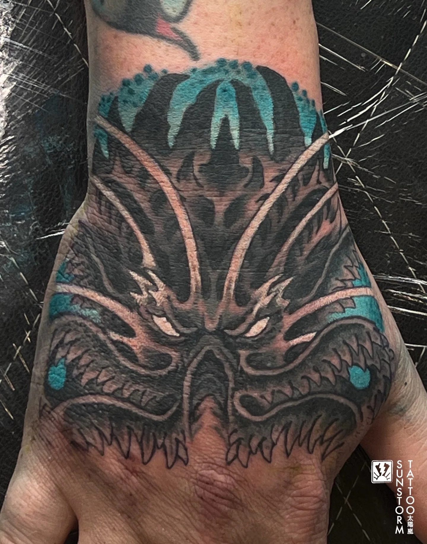 Cthulhu hand banger for Maxwell of @voidbelowband yesterday! 
It&rsquo;s always a good time hanging out, thanks man! 
@seventhswordtattoo 
#tattoos #tattooer #handtattoo #cthulhu #hplovecraft #carlisle #carlisletattoo #cumbria #cumbriatattoo #sunstor