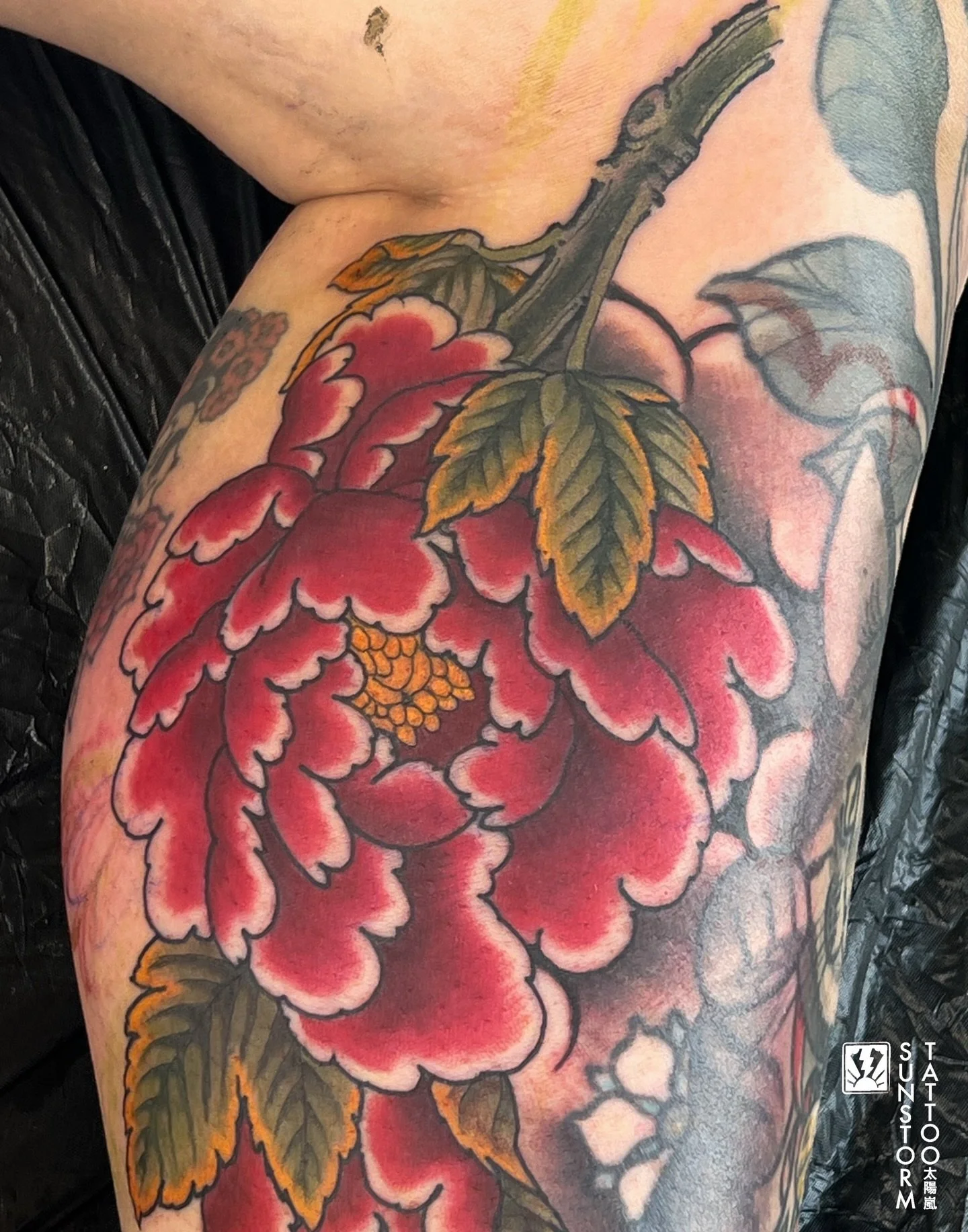 Some peonies today for @sagz22 of @seville_whitehaven ✂️
Thanks Sara! 
@seventhswordtattoo 
#tattoos #tattooer #japanesetattoo #irezumi #peony #floraltattoo #carlisle #carlisletattoo #cumbria #cumbriatattoo #sunstormtattoo
