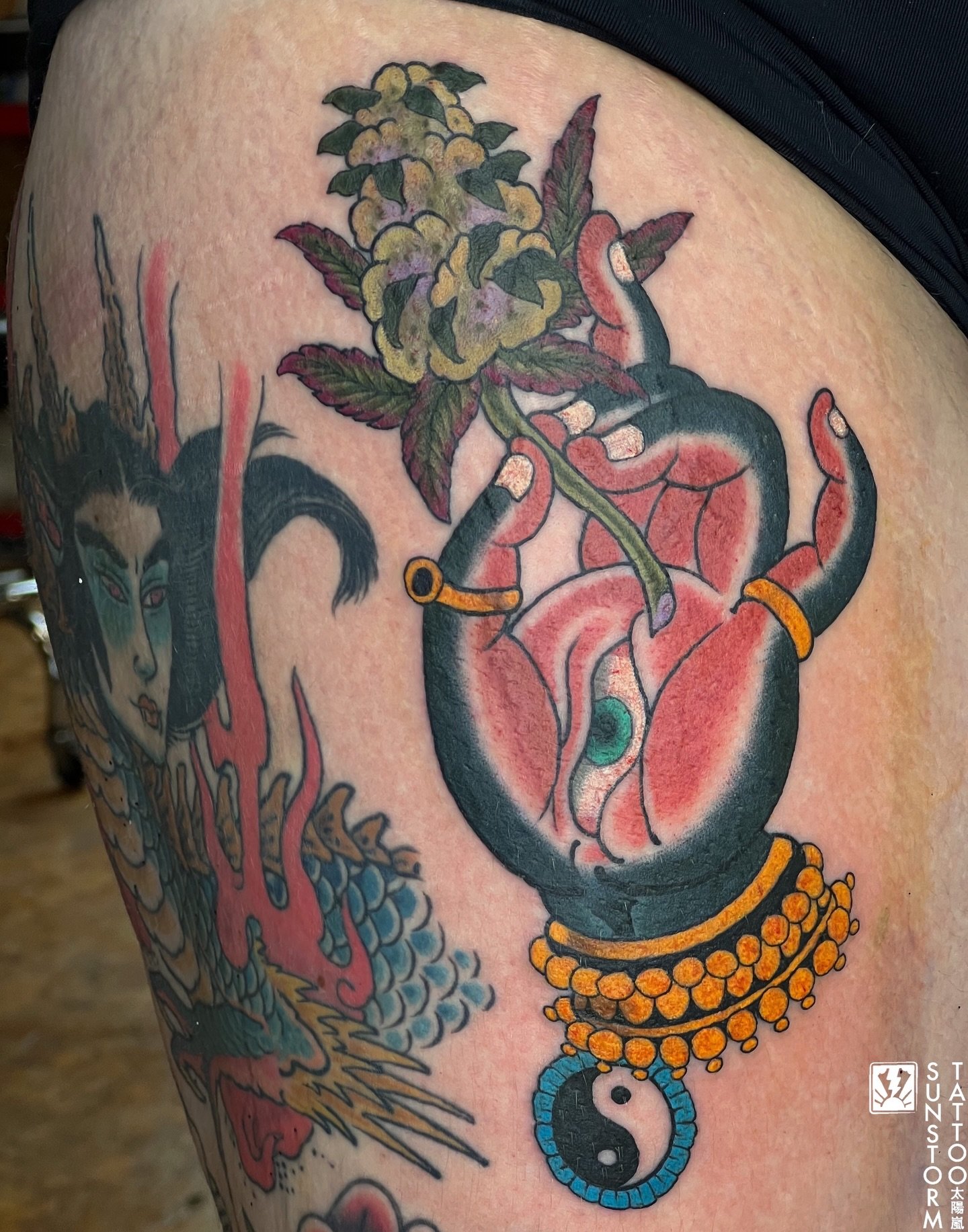 Cool one for @chelsea.tattoos yesterday and a healed one from ( I can&rsquo;t remember when 😅)
Thanks Chelsea 🙏🏽
@seventhswordtattoo 
#tattoo #traditional #irezumi #weed #mudra