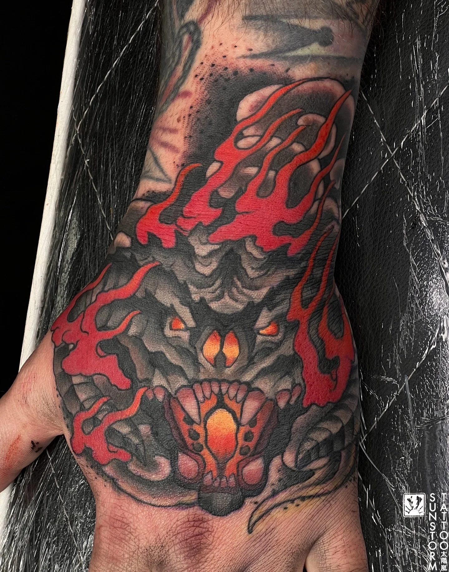 Fresh Balrog and healed Cthulhu on Maxwell, thanks man!!
Stoked for you and @voidbelowband for getting on Bloodstock 🔥🔥
@seventhswordtattoo 
#tattoo #handtattoo #lordoftherings #carlisletattoo #cthulhu