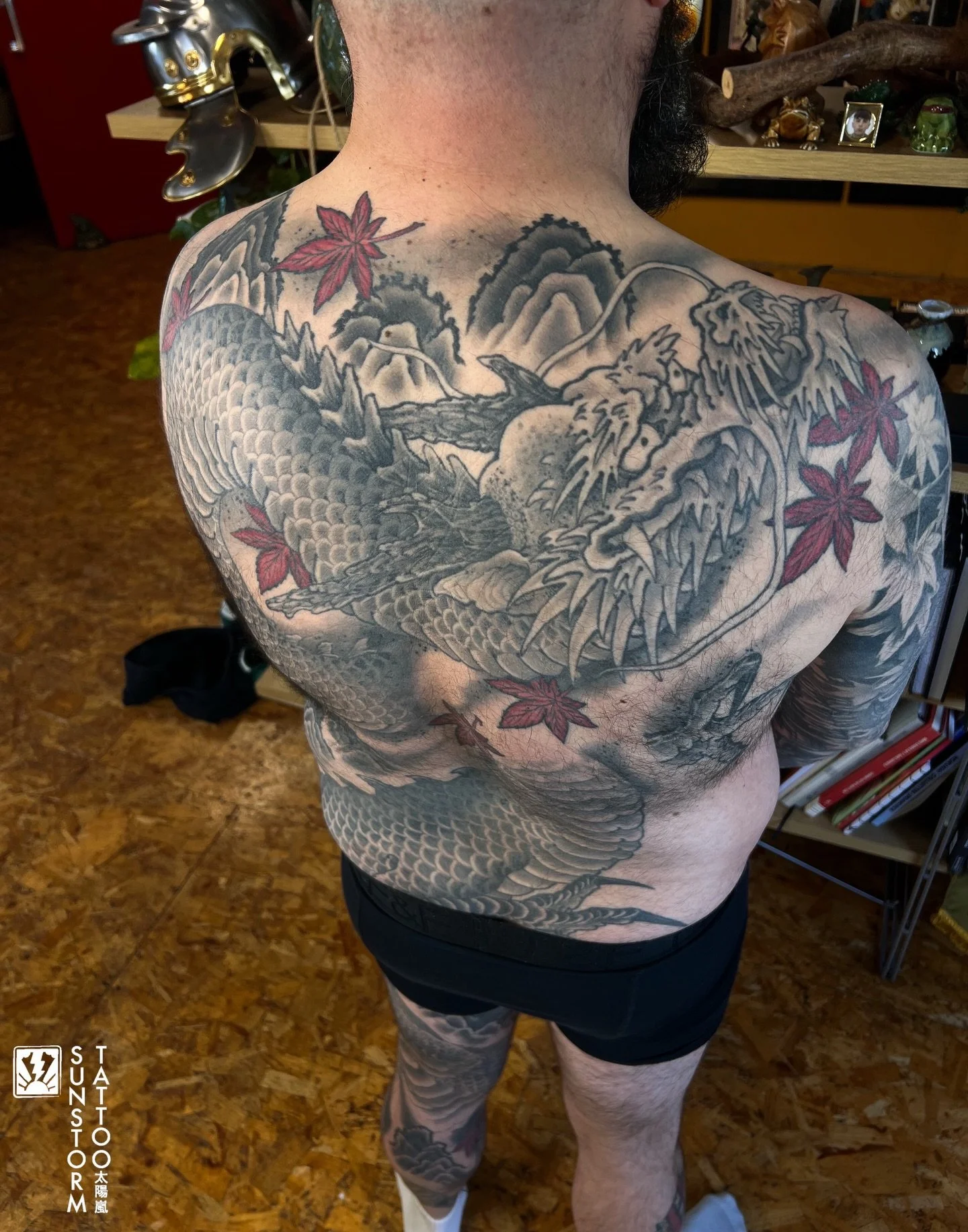 Adam&rsquo;s big ass dragon healed and settled now. Thanks so much man! 
If you&rsquo;d like to book your own large scale project like this, don&rsquo;t hesitate to get in touch 🙏🏽 
Spaces next Month 
@seventhswordtattoo 
#tattoo #dragon #irezumi #
