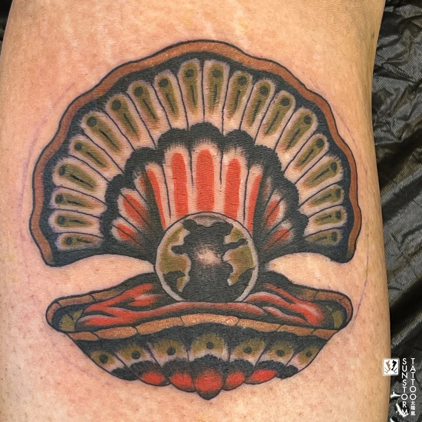 Little clamshell for my sister Zoe 🙏🏽
@seventhswordtattoo 
#tattoo #traditionaltattoos #clamshell #carlisletattoo #tradworkers