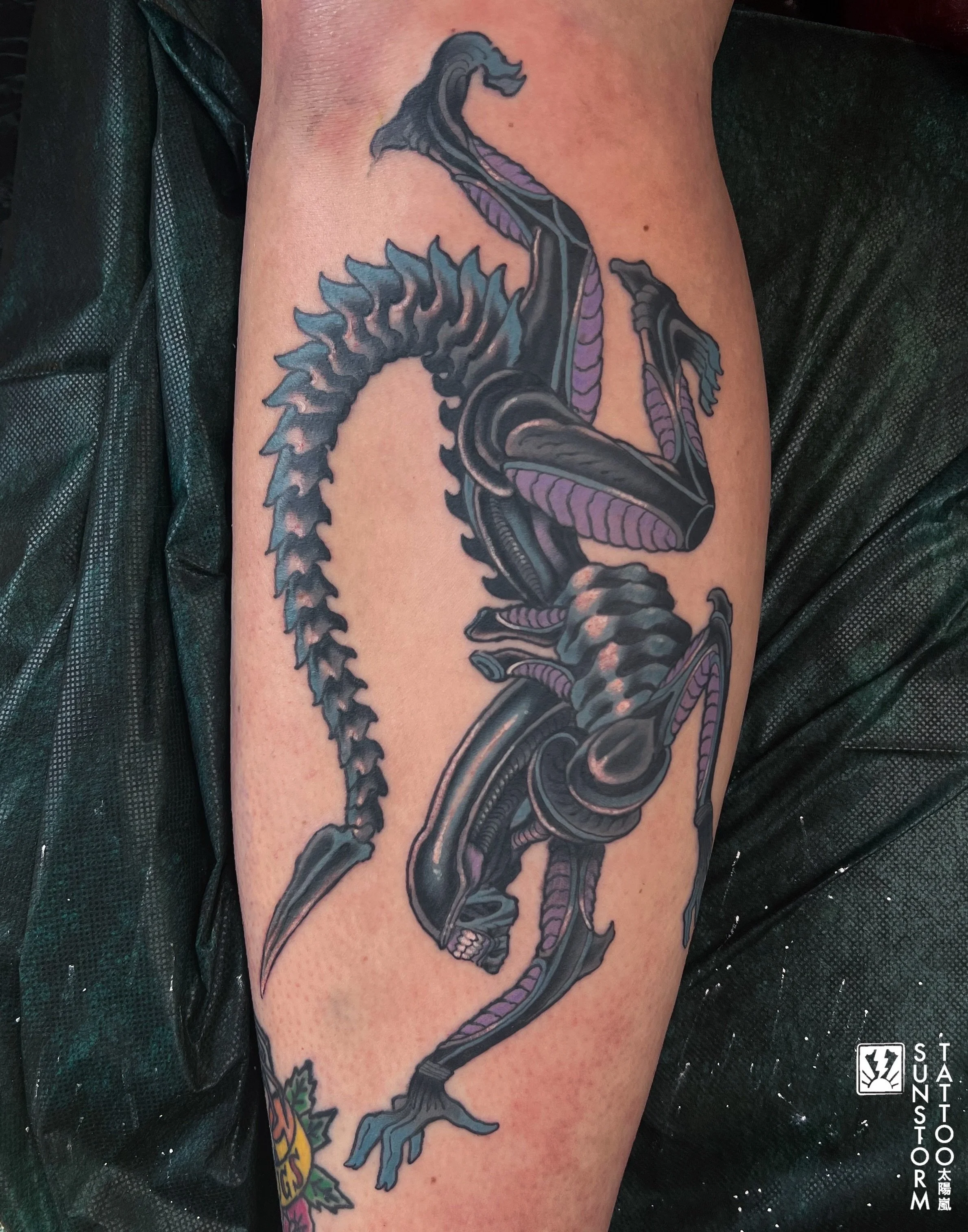 Crawling xenomorph for Rosa today, thanks a bunch dude 🫱🏽&zwj;🫲🏼🔥
Booking my last spots in May, drop me a dm to book your next tattoo 
@seventhswordtattoo 
#tattoo #aliens #irezumiuk #carlisletattoo #xenomorph