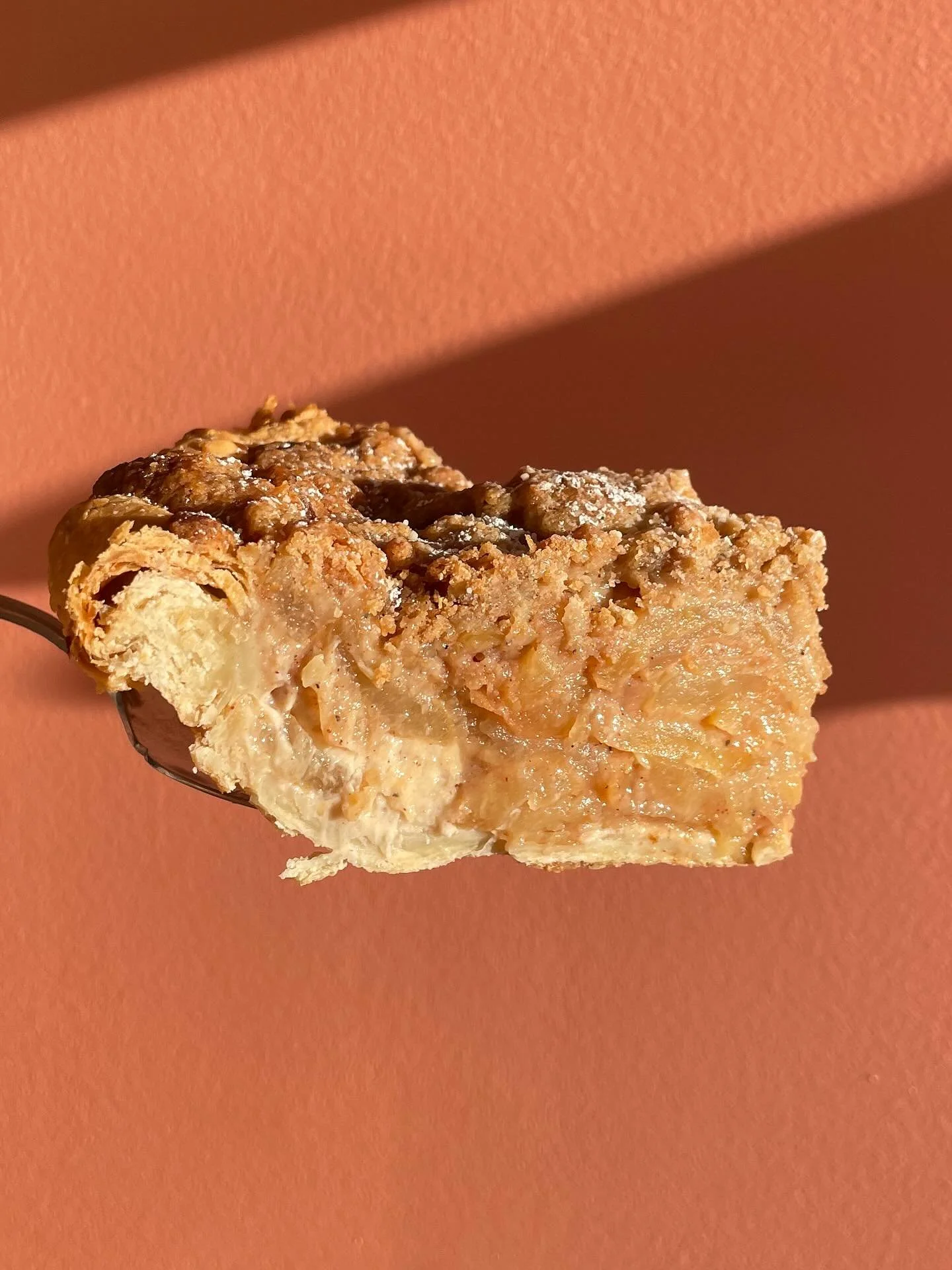 HOT TAKE:
APPLE PIE ISN&rsquo;T MY FAV
So I made one that I like 😇 I use local apples from @pynefarms then we toss them with some spices and stuff and then layer them with a cinnamon pastry cream and then we bake it with a crunchy salty spiced crumb