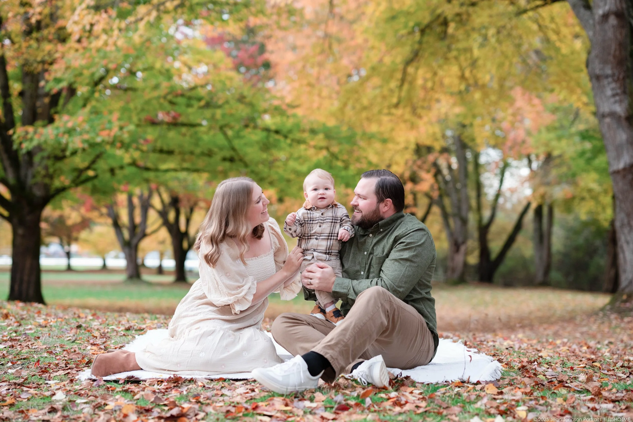 Thinking about fall family photos? It&rsquo;s coming up fast! 🍂

Fall is one of our favorite times of year for family portraits, but it&rsquo;s also one of the busiest! If you&rsquo;re hoping for beautiful fall color, holiday cards, or simply want t