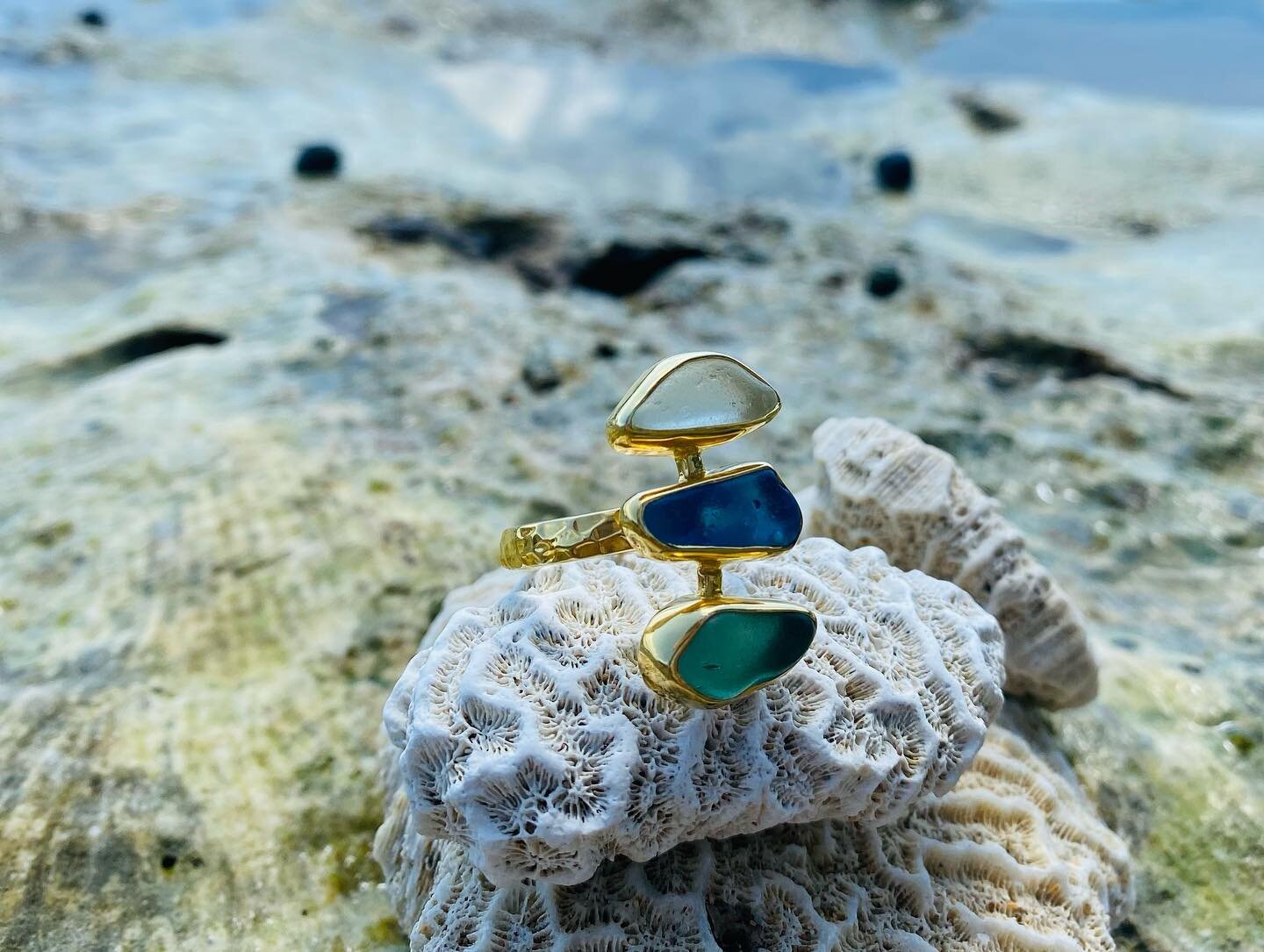 New Stepping Stone rings in 18K gold vermeil are scheduled to drop on our website this Wednesday at 10 am. Check out our In On The Tide page for our rotating collection of new pieces 👉🏼 https://www.silentflightstudios.com/inonthetide