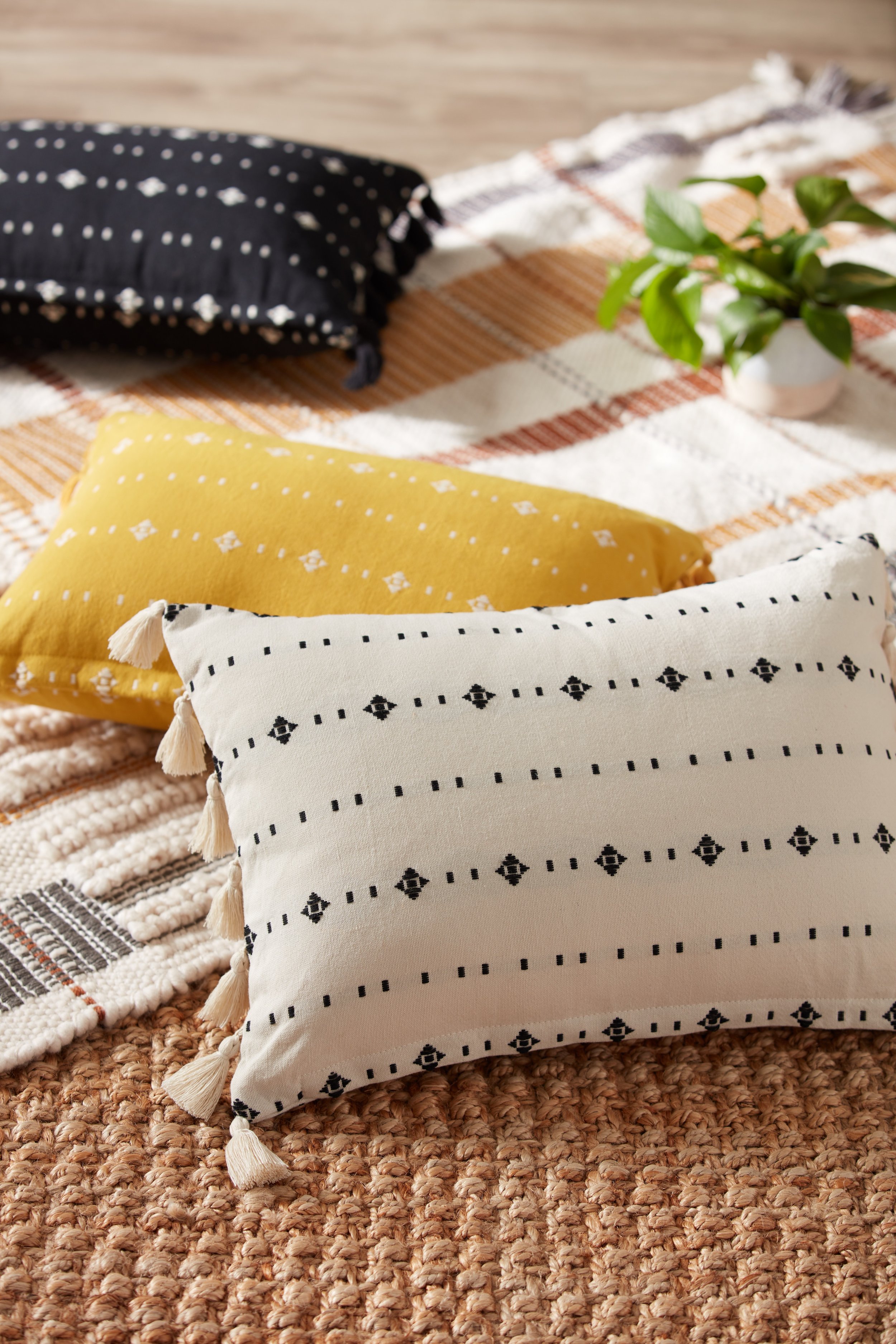 Studio_Recycled_Pillows_And_Rugs_wk23_sun_0174.jpg