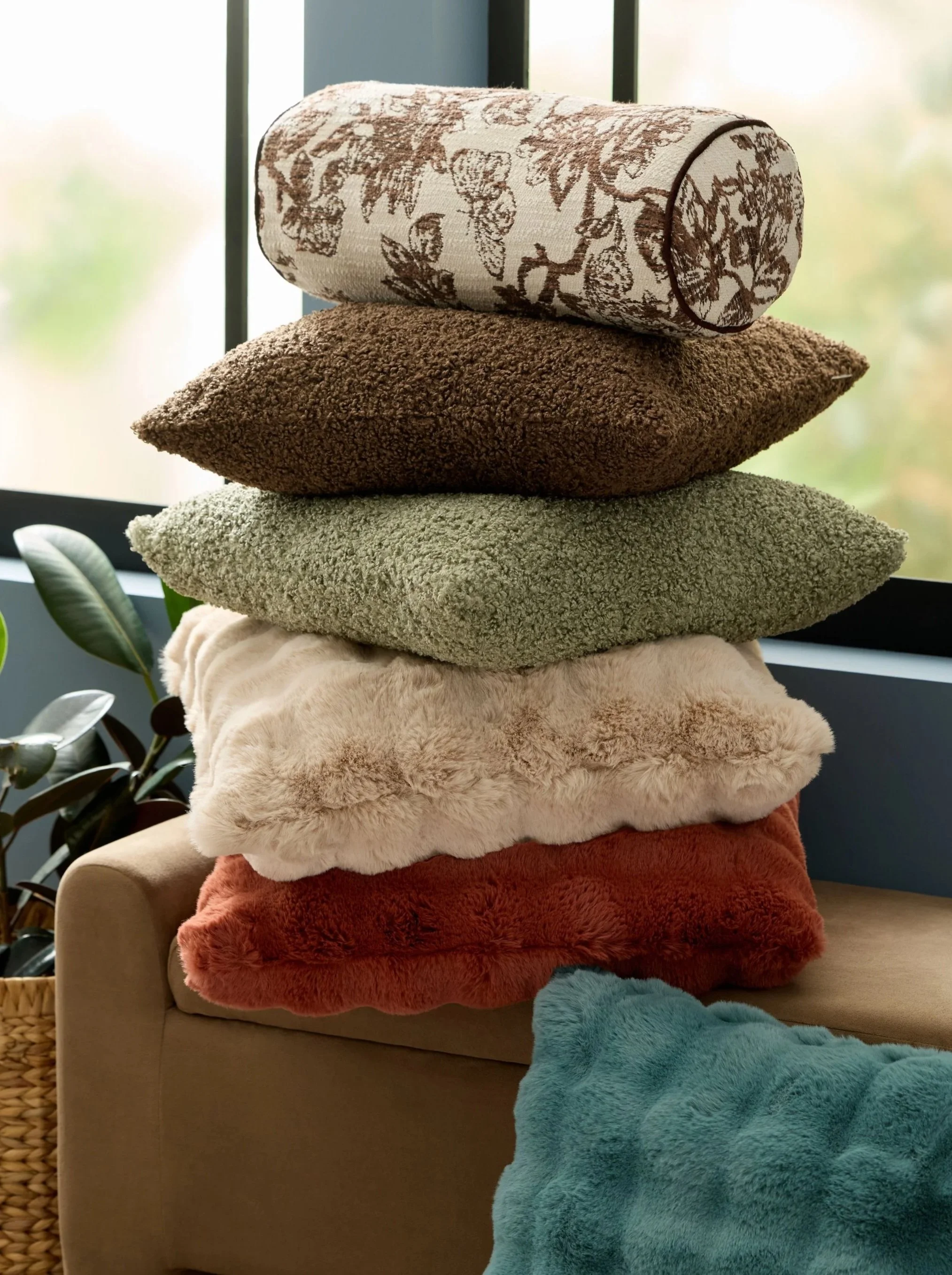 Standard+JPG-Pillows_Textured_wk+21_FA26_9X16_V_HERO.jpg