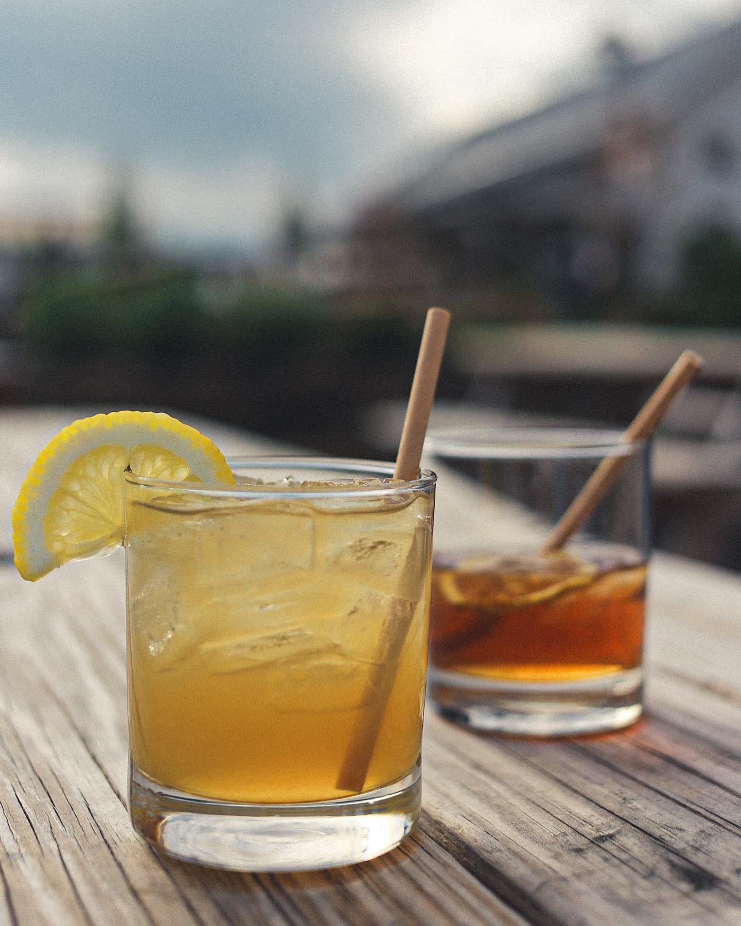 A little update to our cocktail menu, two fresh options to sip on this spring!⁣
On the left: 𝐏𝐞𝐚𝐜𝐡 𝐁𝐨𝐮𝐫𝐛𝐨𝐧 𝐒𝐦𝐚𝐬𝐡⁣
Watershed Bourbon, Peach Liqueur, Lemon Juice, Honey Syrup⁣
On the right: 𝐑𝐲𝐞 𝐒𝐭𝐨𝐧𝐞 𝐆𝐢𝐧𝐠𝐞𝐫⁣
Barrel-Aged C