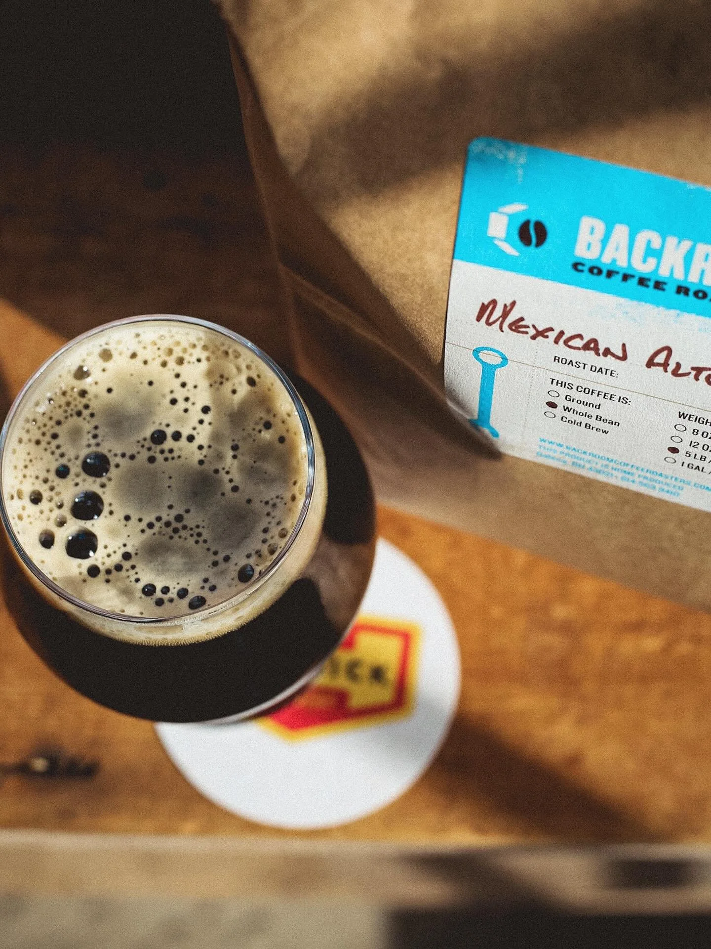 Warm up w. this one: 𝗖𝗢𝗙𝗙𝗘𝗘 𝗦𝗧𝗢𝗨𝗧
Smooth, rich, perfect for coffee-lovers … made with Mexican Altura coffee beans from Backroom Coffee Roasters, this beer has heavy aromas of coffee paired with the smooth richness of our oatmeal sto