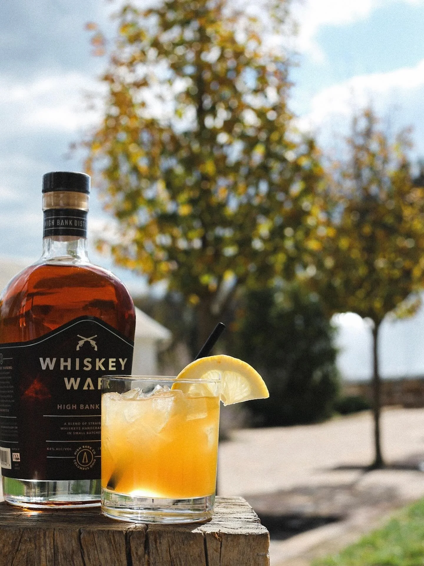 Falling for whiskey weekend…
𝐌𝐀𝐏𝐋𝐄 𝐆𝐈𝐍𝐆𝐄𝐑 𝐖𝐇𝐈𝐒𝐊𝐄𝐘
High Bank Whiskey War, Ginger Liqueur, Maple Syrup, Lemon Juice