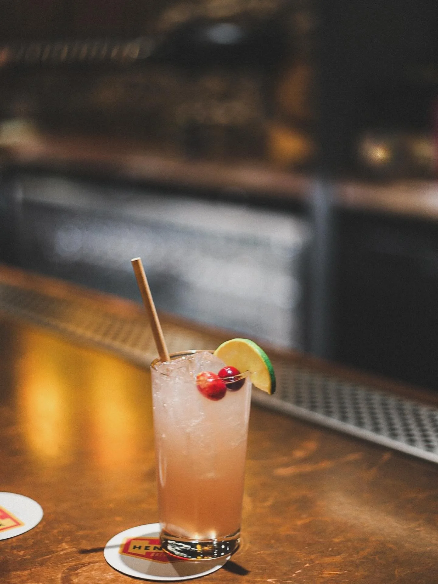 A fresh tree from Cackler&rsquo;s Farm and a festive cocktail in hand - this weekend was the perfect start to the holiday season.
𝐂𝐑𝐀𝐍𝐁𝐄𝐑𝐑𝐘 𝐌𝐔𝐋𝐄
Watershed Vodka, Spiced Cranberry Syrup, Lime Juice, Ginger Geer