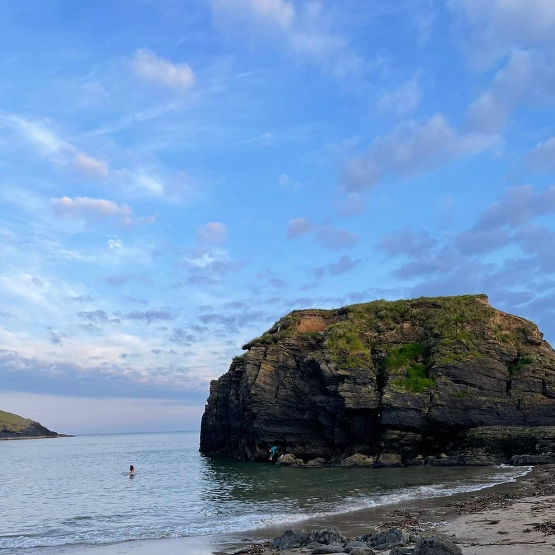 Evening dips in paradise, aka Goat Island, with my diving buddy 🏝️

#westwaterford #seaswimmingireland #seaswimming #bestdayshavetwoswims