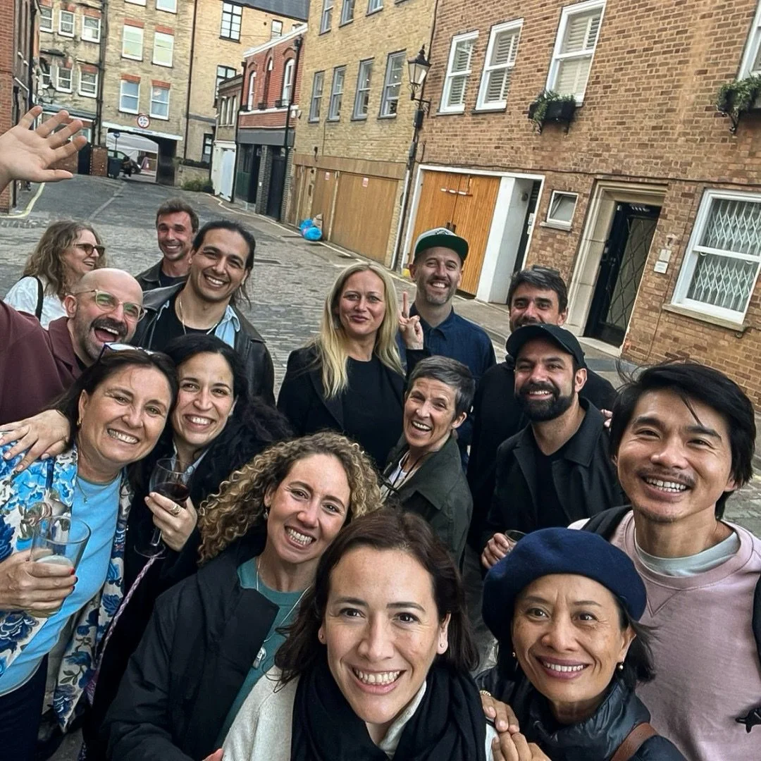 London Summit 2026 - Some connections only happen when people from completely different corners of the world share the same space. 🌍 A room filled with 40 leaders from 25 countries, exchanging ideas, cultures and stories far away from home. Experien