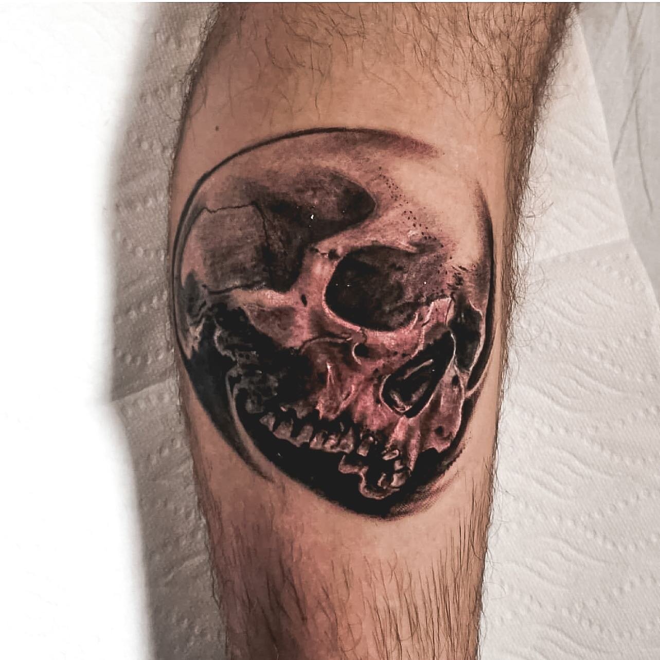 Insane realistic skull done by @loupol_tattoo 

Take an appointment now!