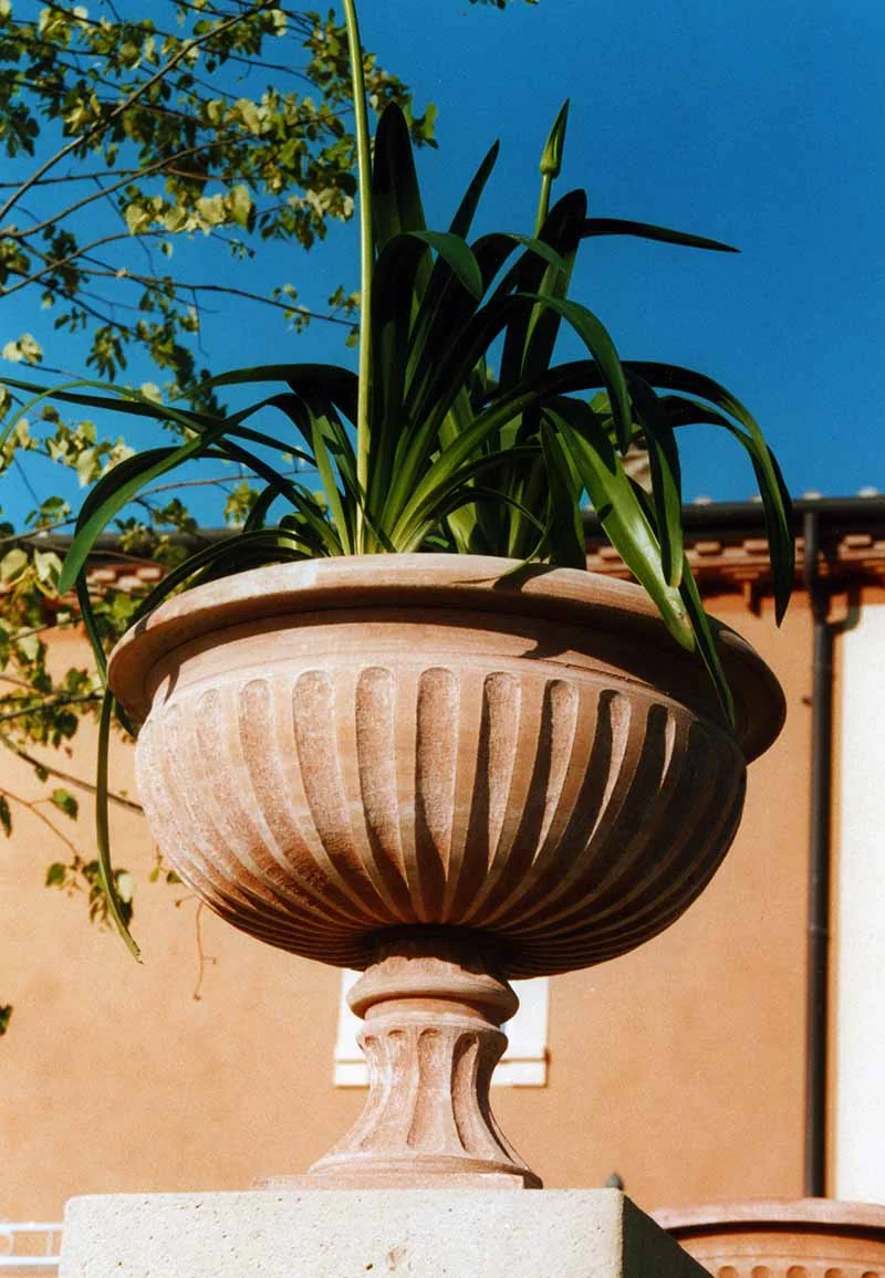 Danile_Cavey_Commission_Tenuta_di_Biserno__Large_Pot_Closeup.jpg