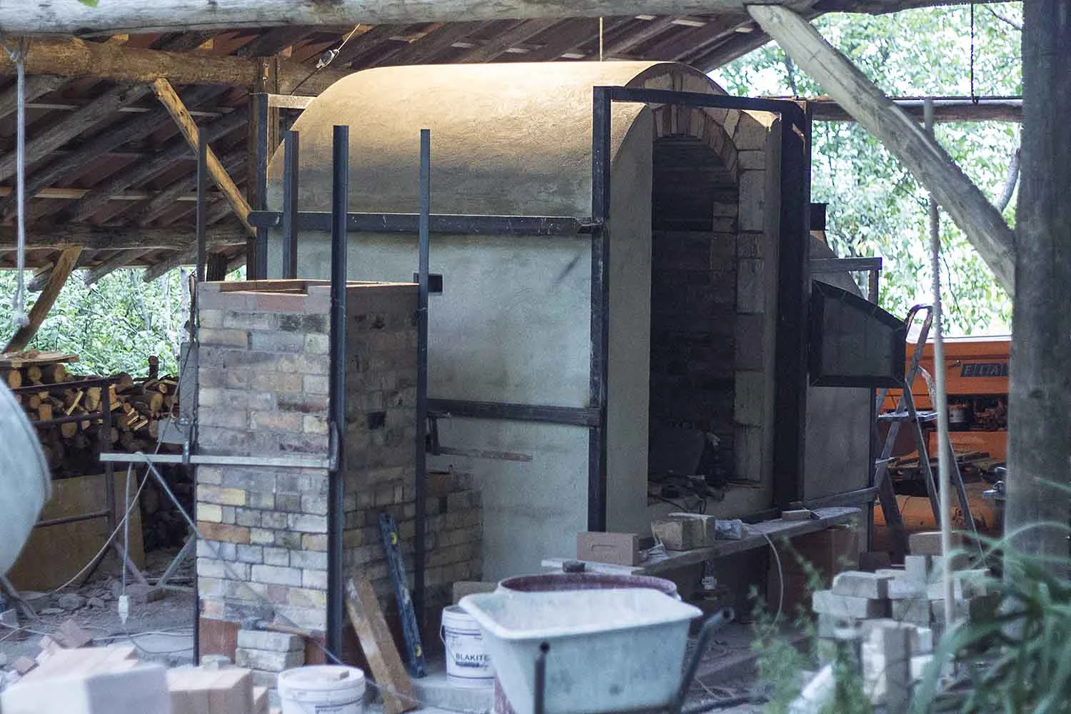 Cavey_Cross_Wood-fired_kiln_chimney.JPG