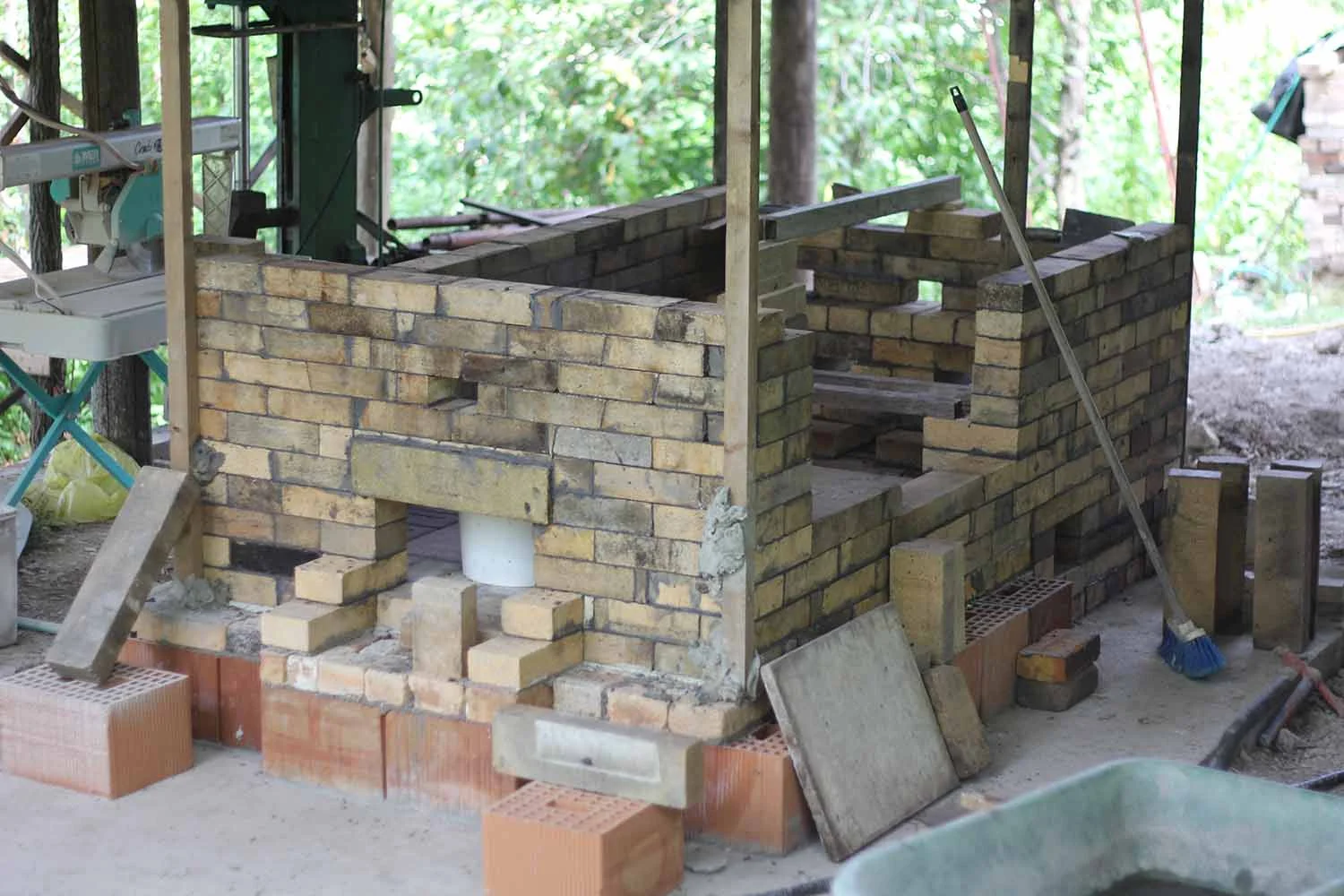 Cavey_Cross_Wood-fired_kiln_wall_construction.JPG