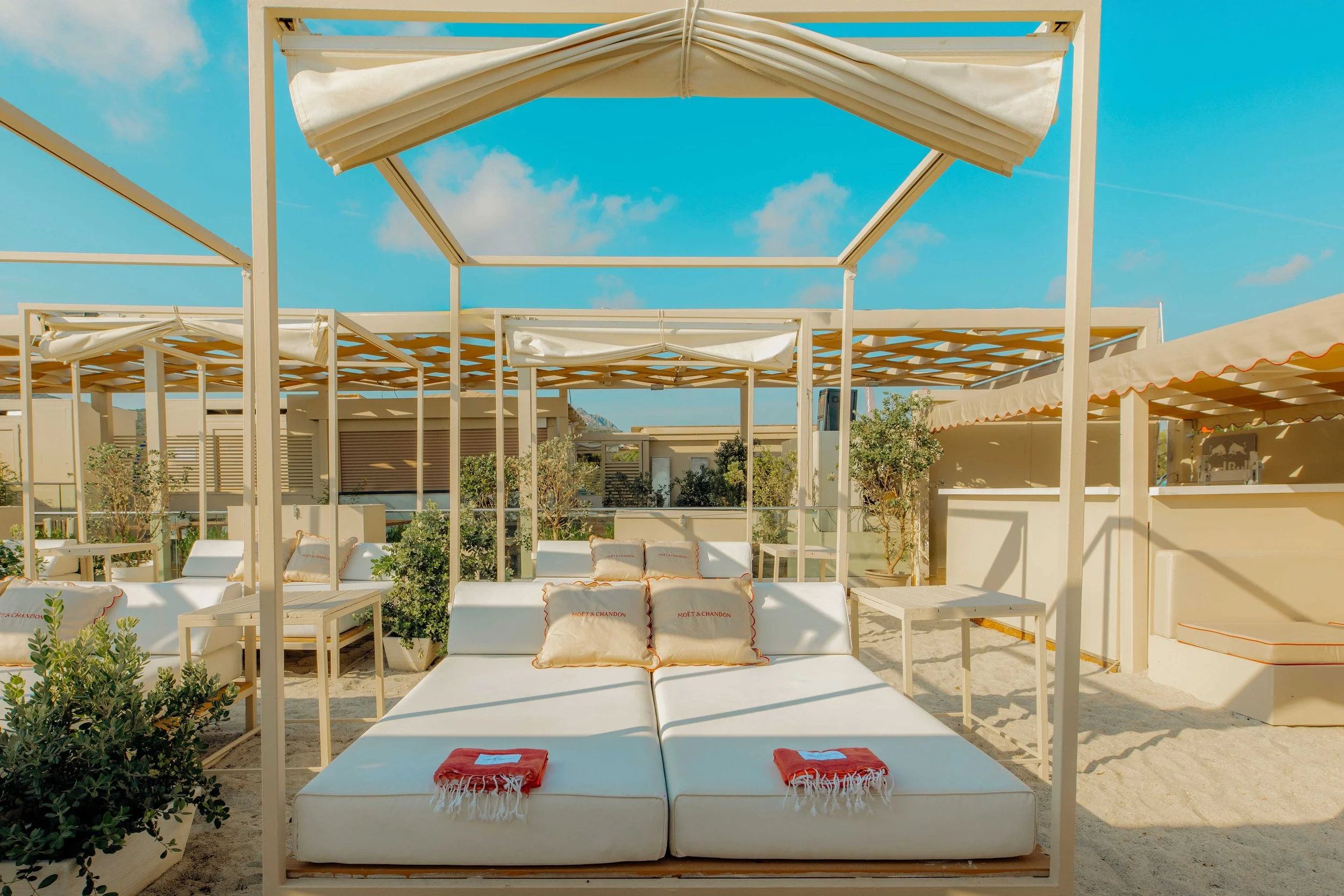 •- beach beds