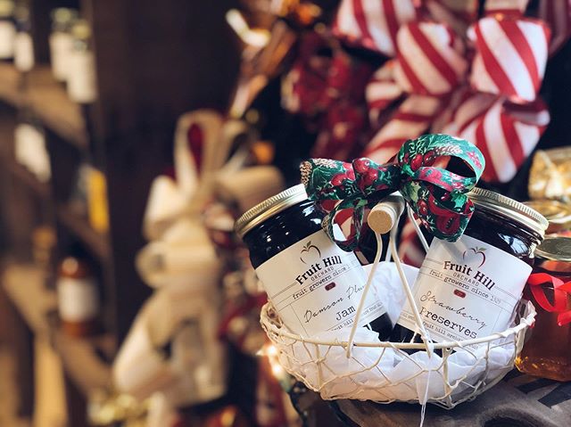 Just cause it&rsquo;s rainy doesn&rsquo;t mean you can&rsquo;t knock out some Christmas Shopping! We have tons of beautiful gift baskets for all your friends and family! BBQ gift sets, snack baskets (including some yummy @hudsonhenrybakingco granola)