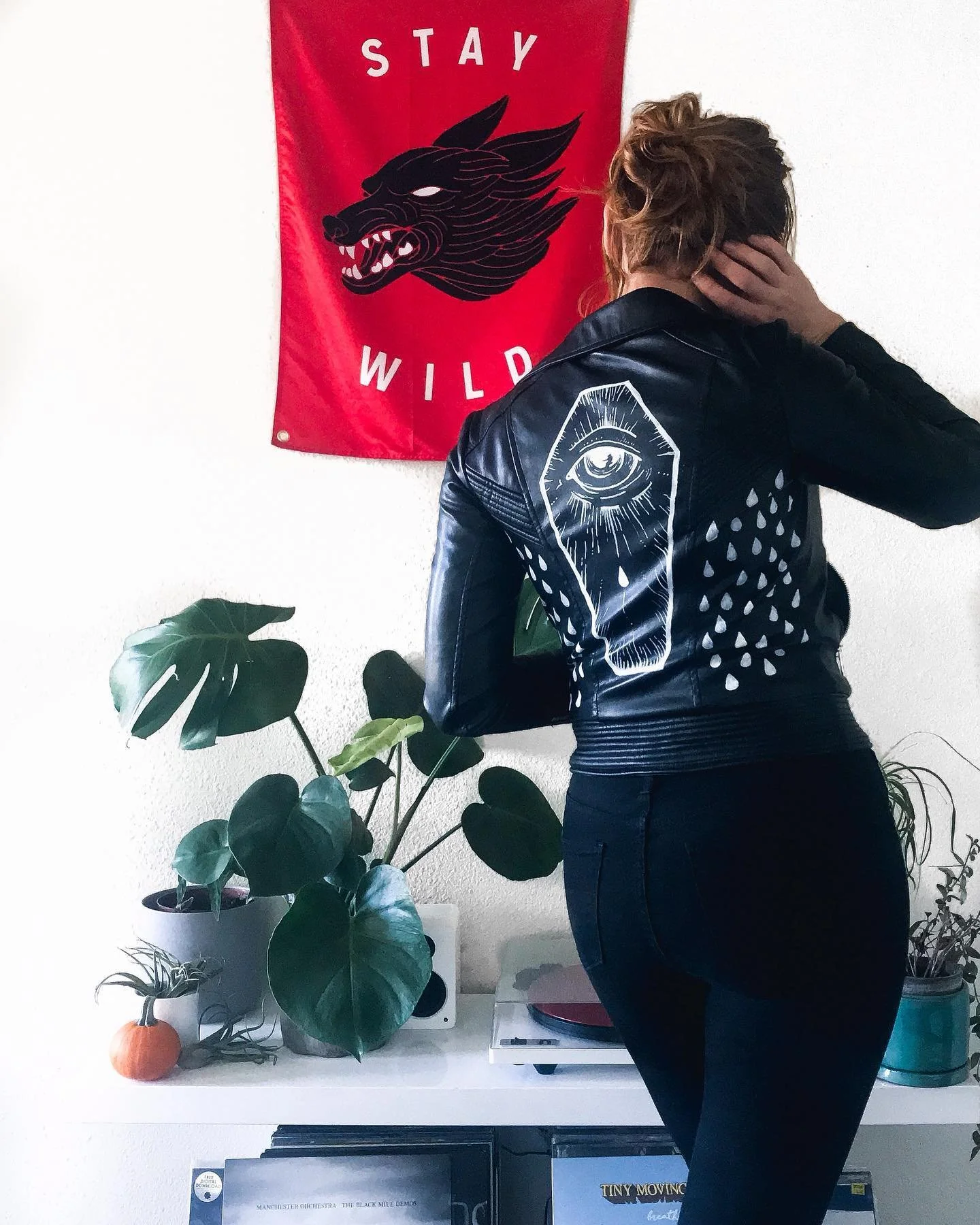 💔
&bull;
&bull;
&bull;
vegan leather jacket going up in the shop asap 
#handpaintedjacket #veganleather #leatherjacketseason #leatherjacket #handmade #makersmovement #punkfashion #coffin #illustration #upcycledclothing #upcycled #upcycledfashion #fa